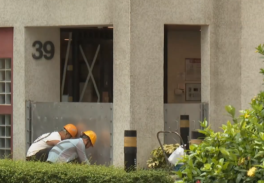 傳統黑點杏花邨接近海邊的小路已圍封,管理處為大廈附近加裝擋水板。(有線新聞畫面)