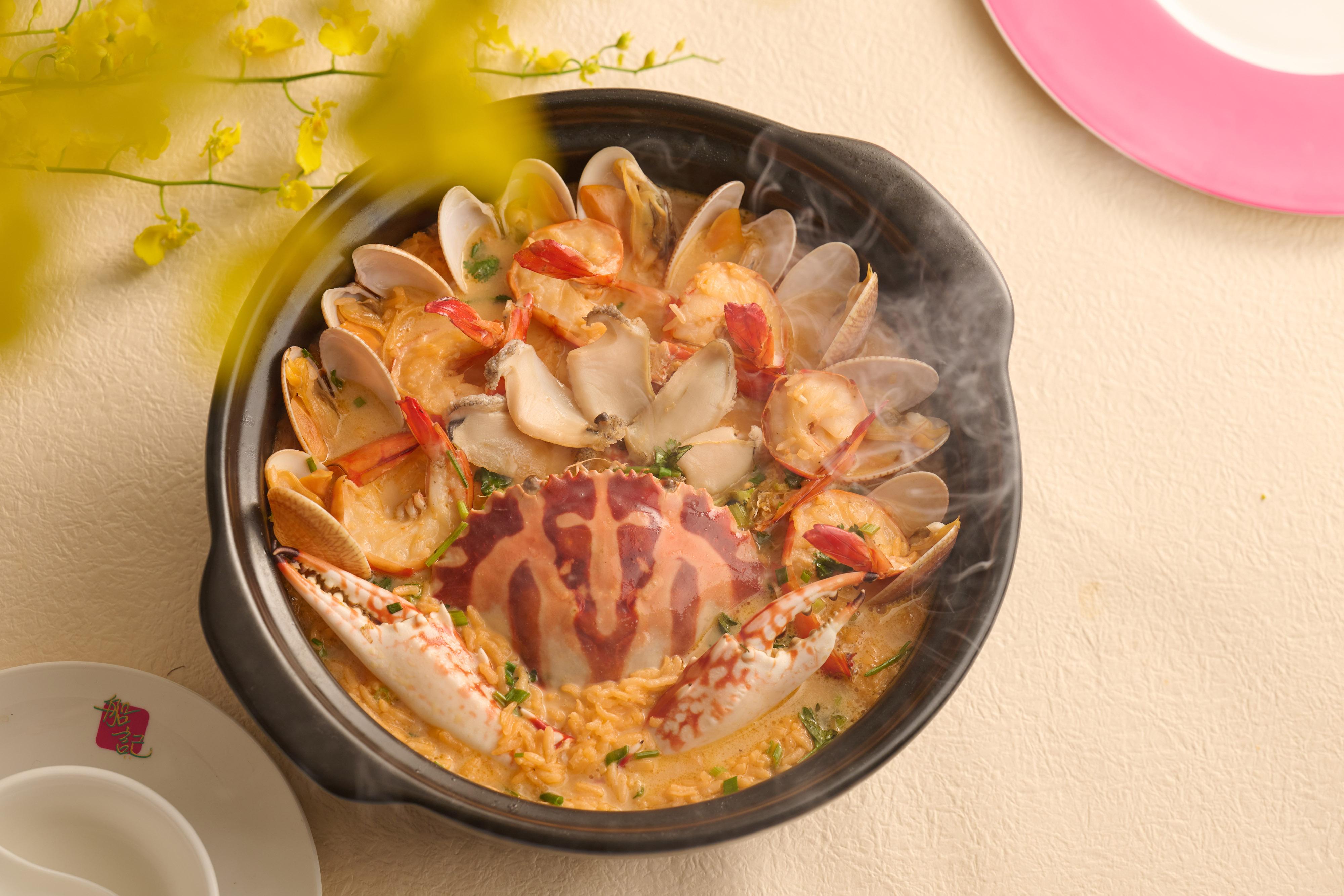 「潮汕海鮮砂鍋粥」(港幣 688 元;須提前 24 小時預訂)