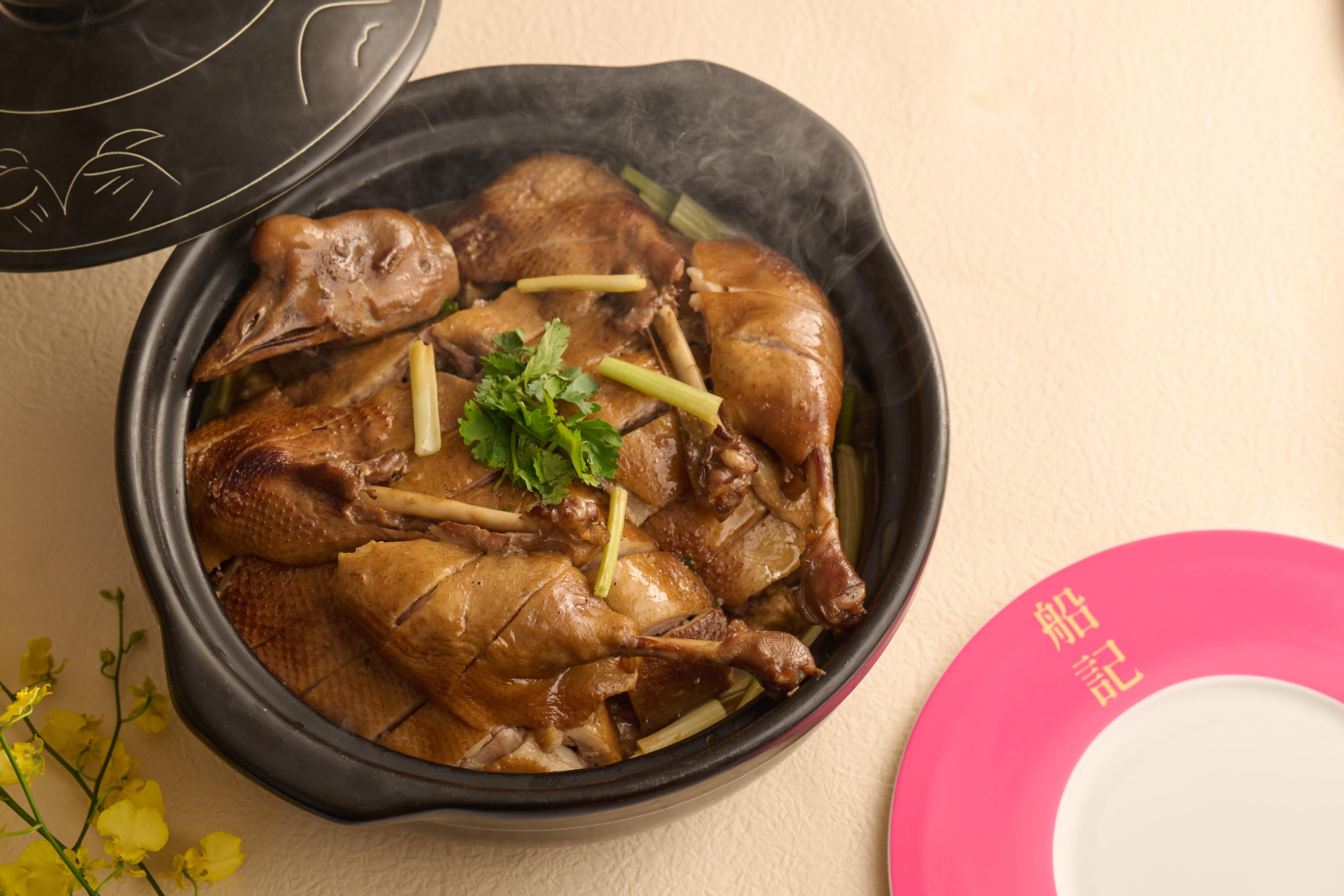 經典順德名菜「順德家鄉碌鵝」(港幣 788 元;須提前 24 小時預訂)