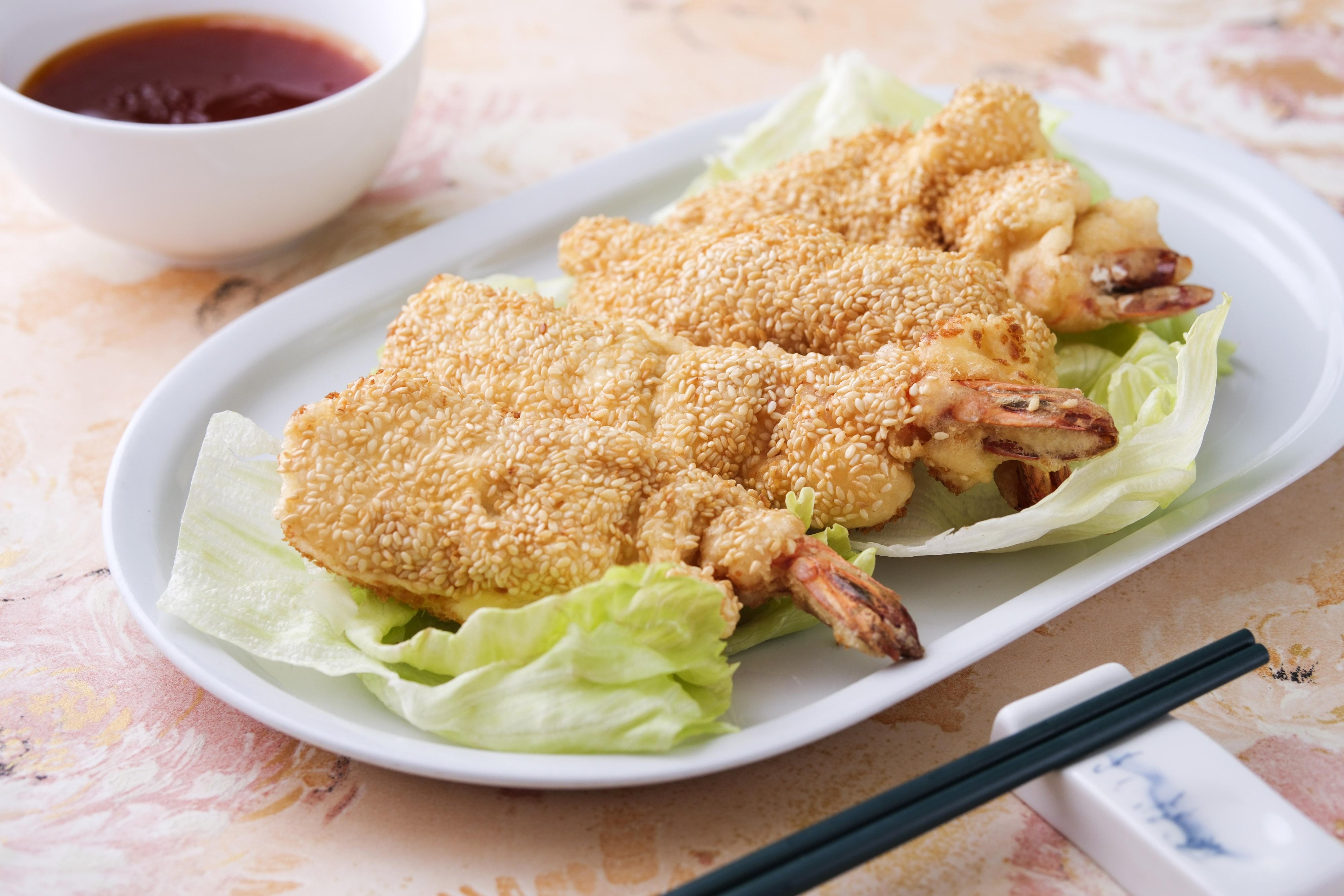 高力鳳尾蝦$108隻,兩隻起 以巧手特製綿密輕盈的蛋白,包裹厚肉彈爽的越南鳳尾蝦,蘸京式甜酸醬。