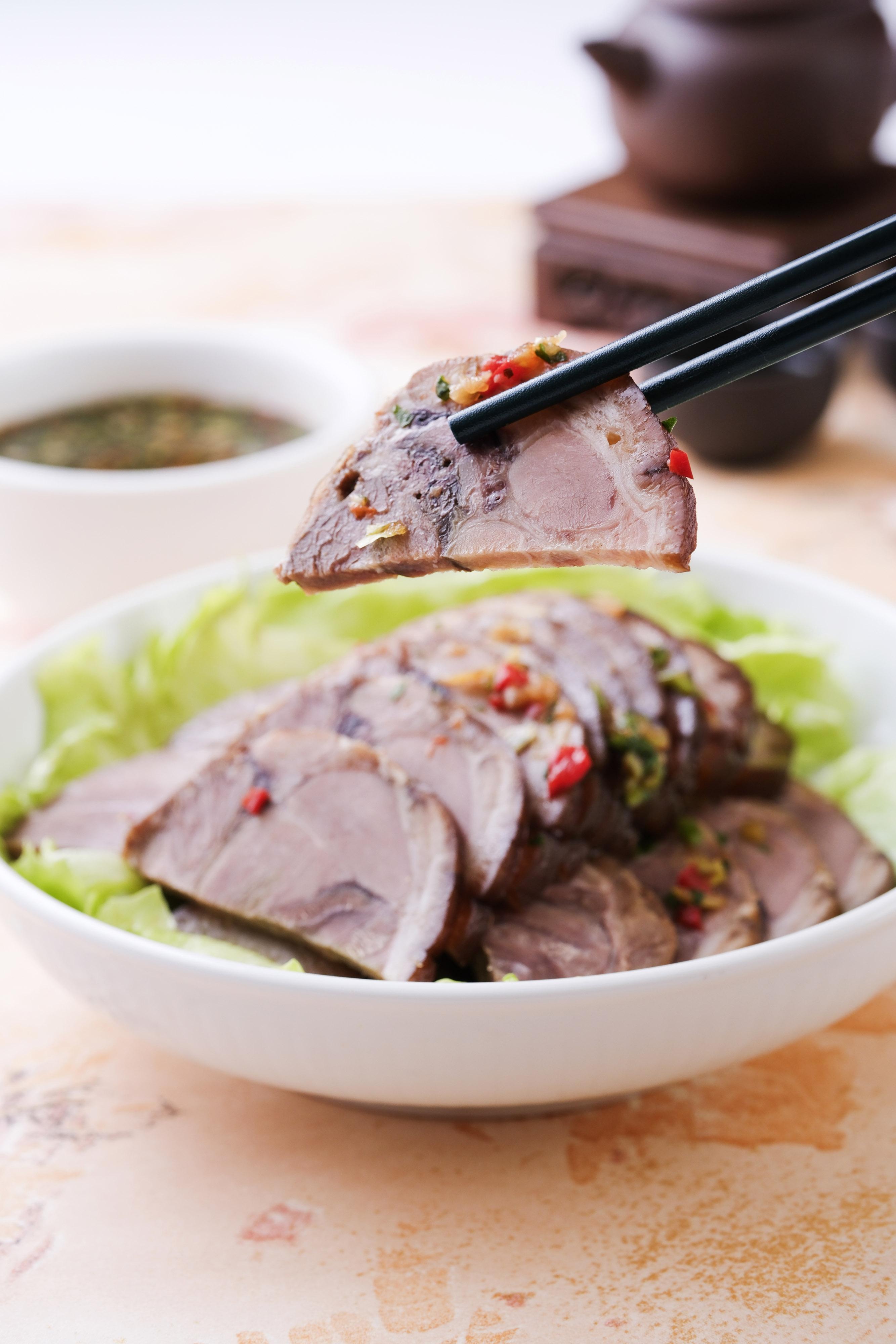 京式醬蹄$98細;$148中;$198大 豬皮爽彈,肉質緊緻,特調蘸醬酸味突出。