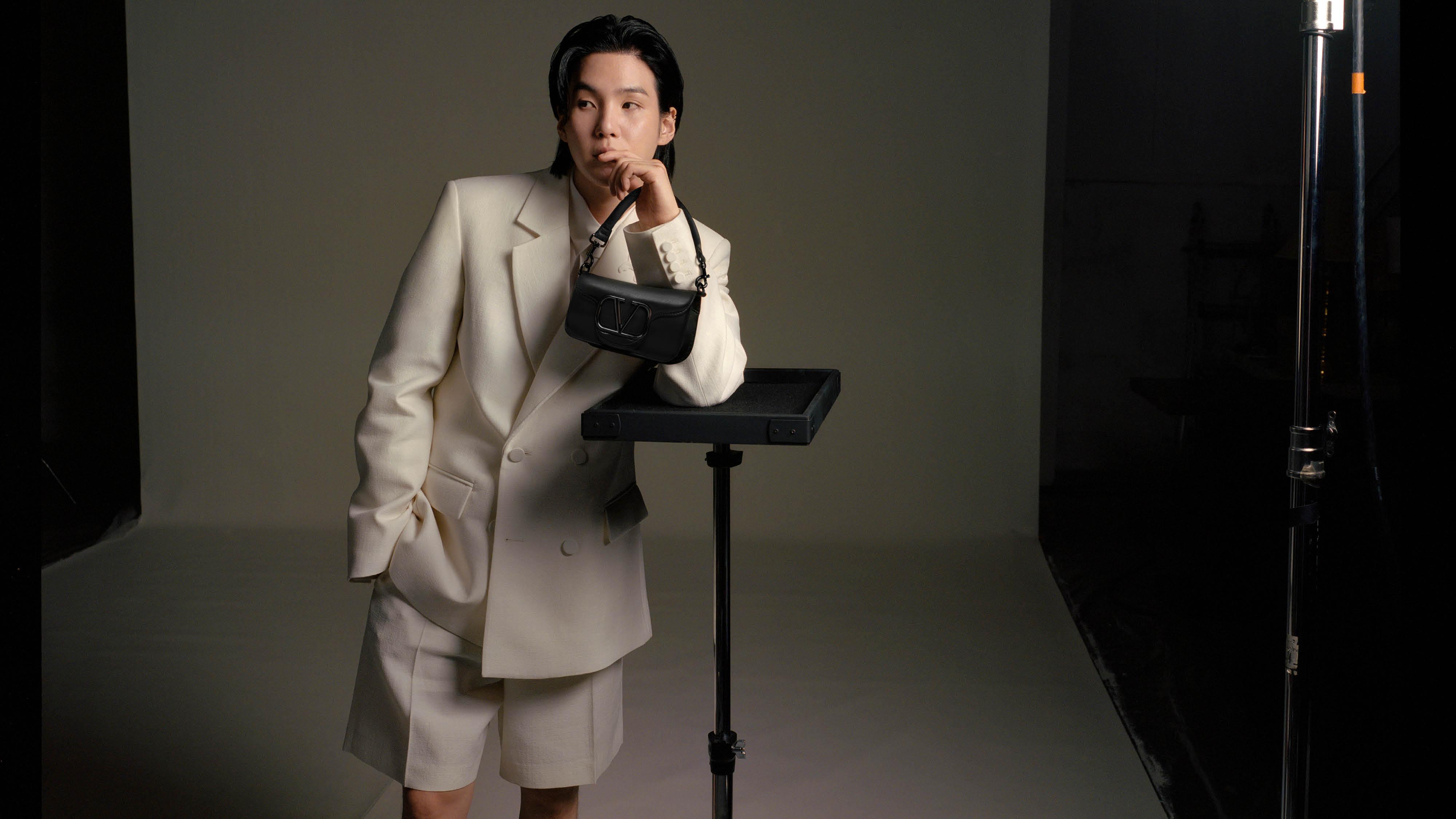 SUGA醉駕至不醒人事,被巡邏的警員發現。