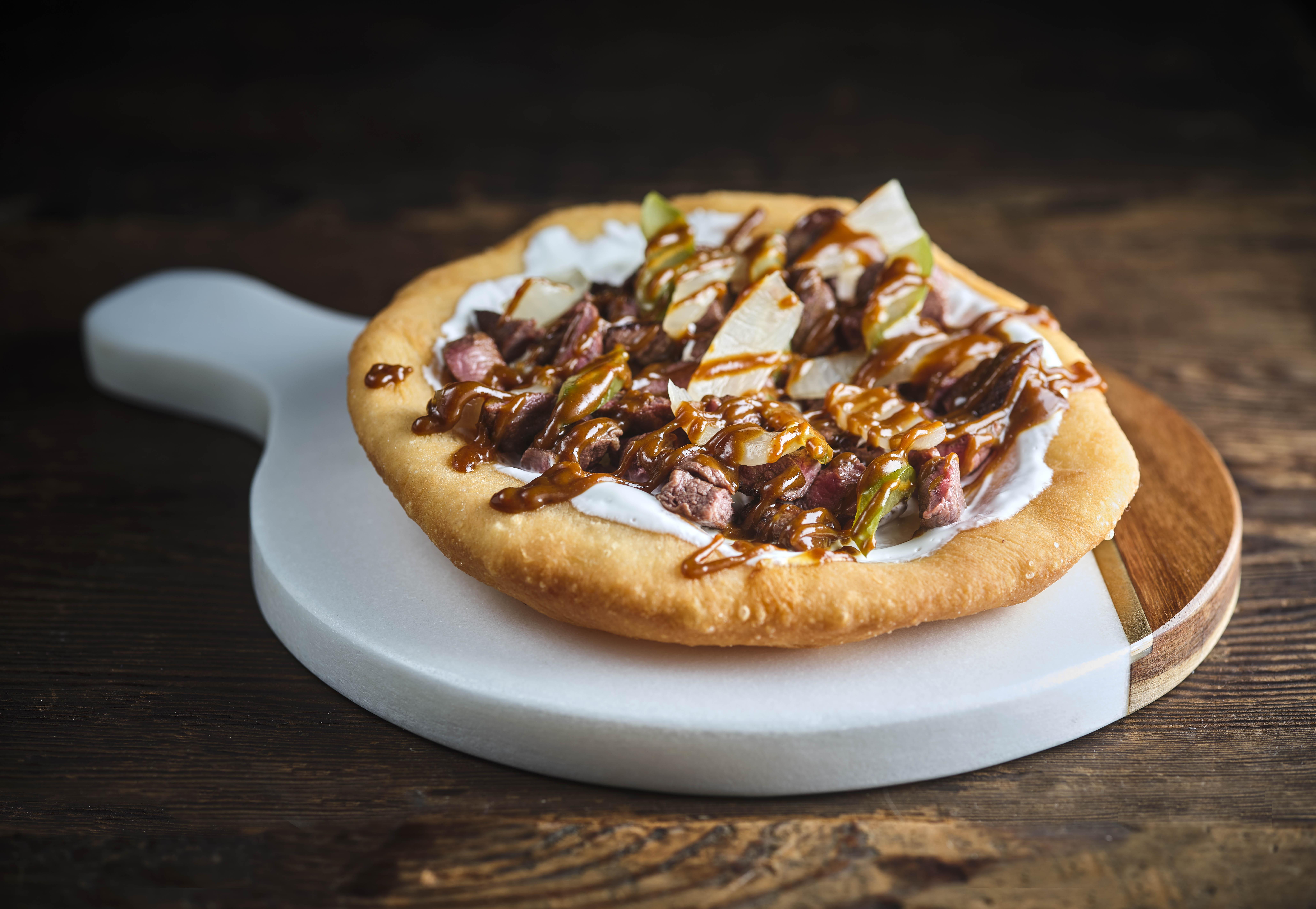 沙嗲牛肉靚哥炸包$98 酥脆的匈牙利炸麵包配沙嗲牛肉、酸忌廉、醃洋蔥、花生醬。