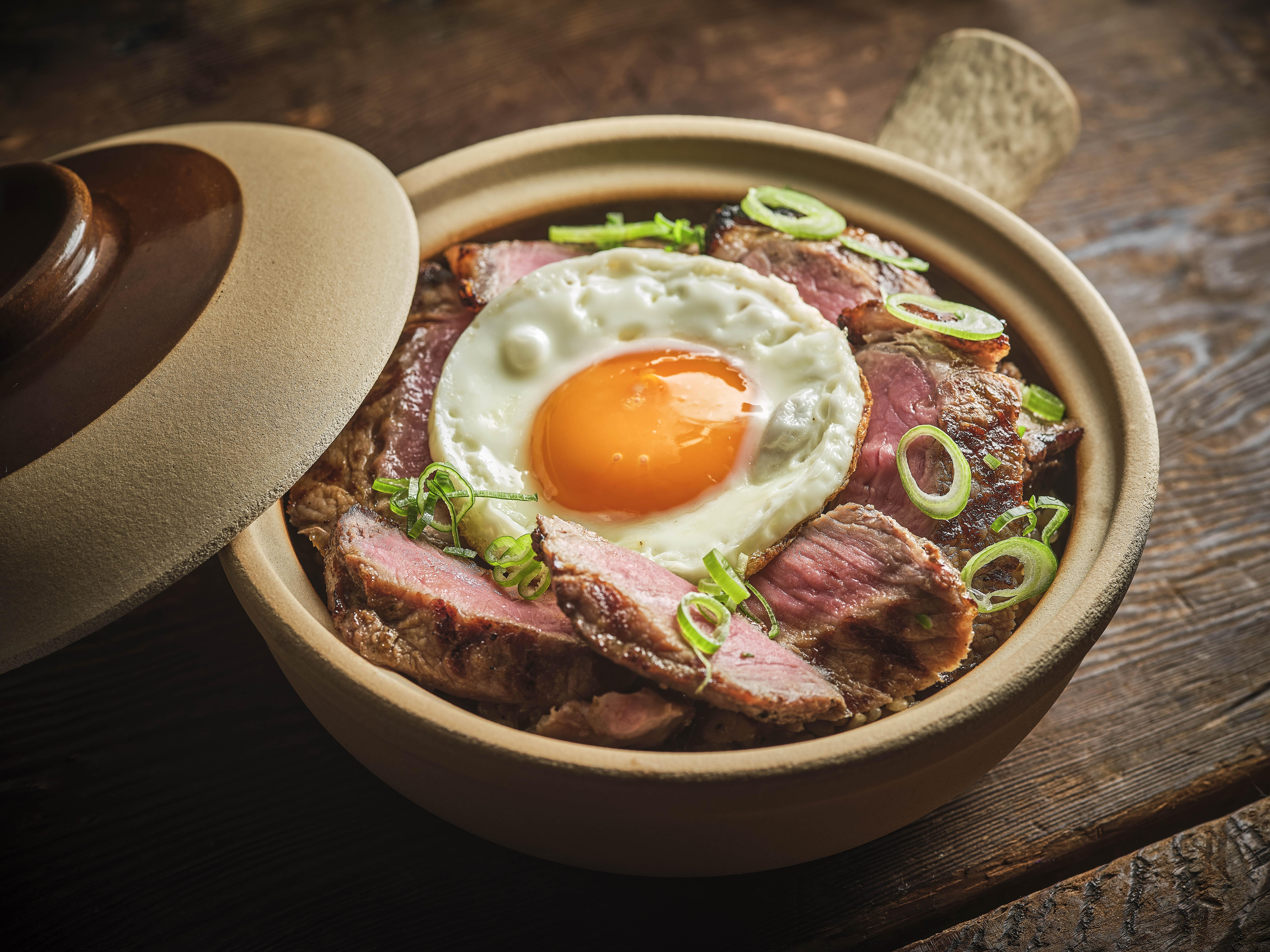 黯然銷魂慢煮澳洲西冷牛扒牛肝菌煲仔飯$248 澳洲100日榖飼西冷牛扒,盛於傳統港式煲仔飯的瓦煲中,並放上煎蛋。