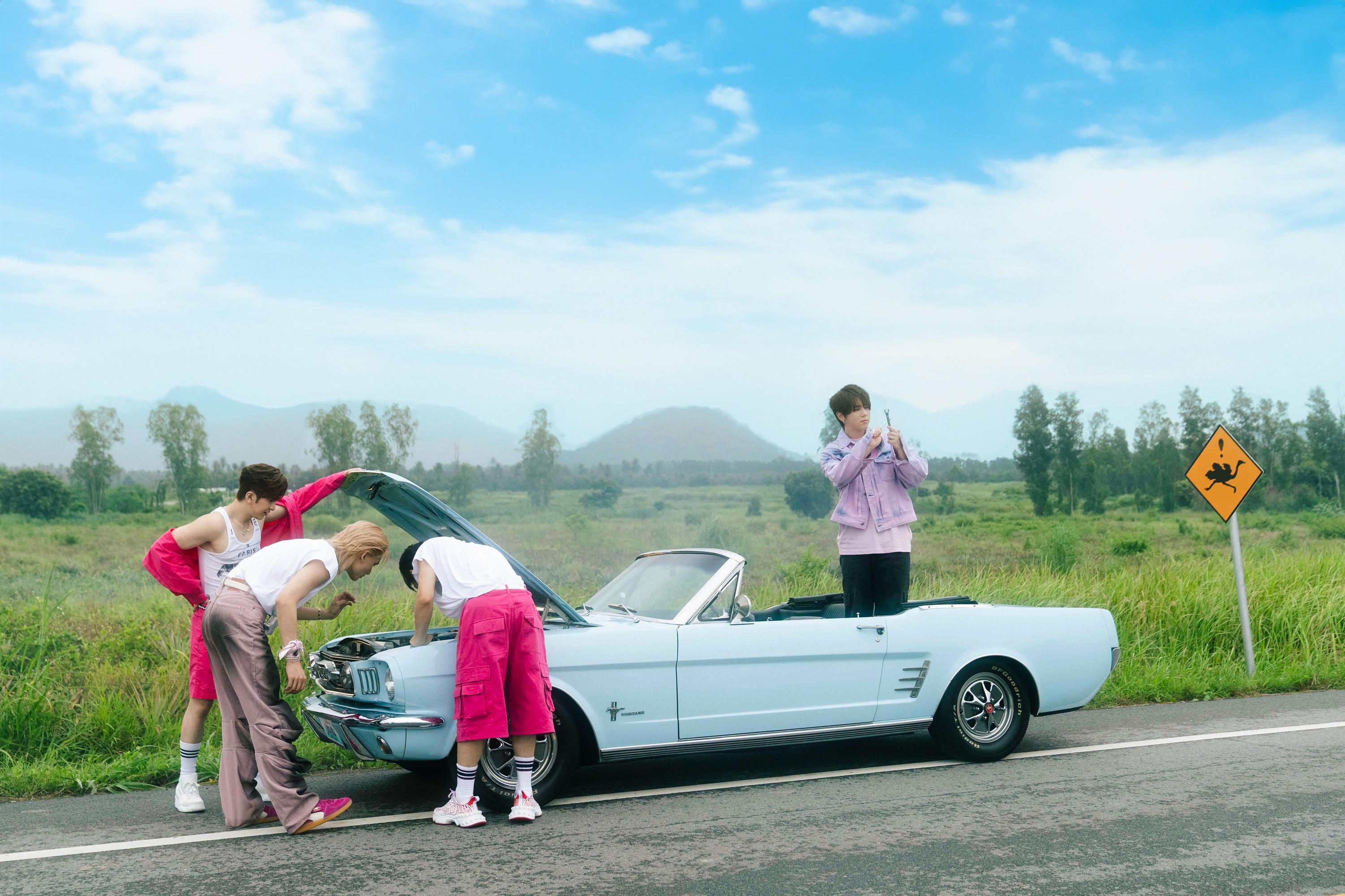 姜濤、Anson Lo、Edan和Jeremy遠赴泰國拍小組歌《Strawberry Love》MV。