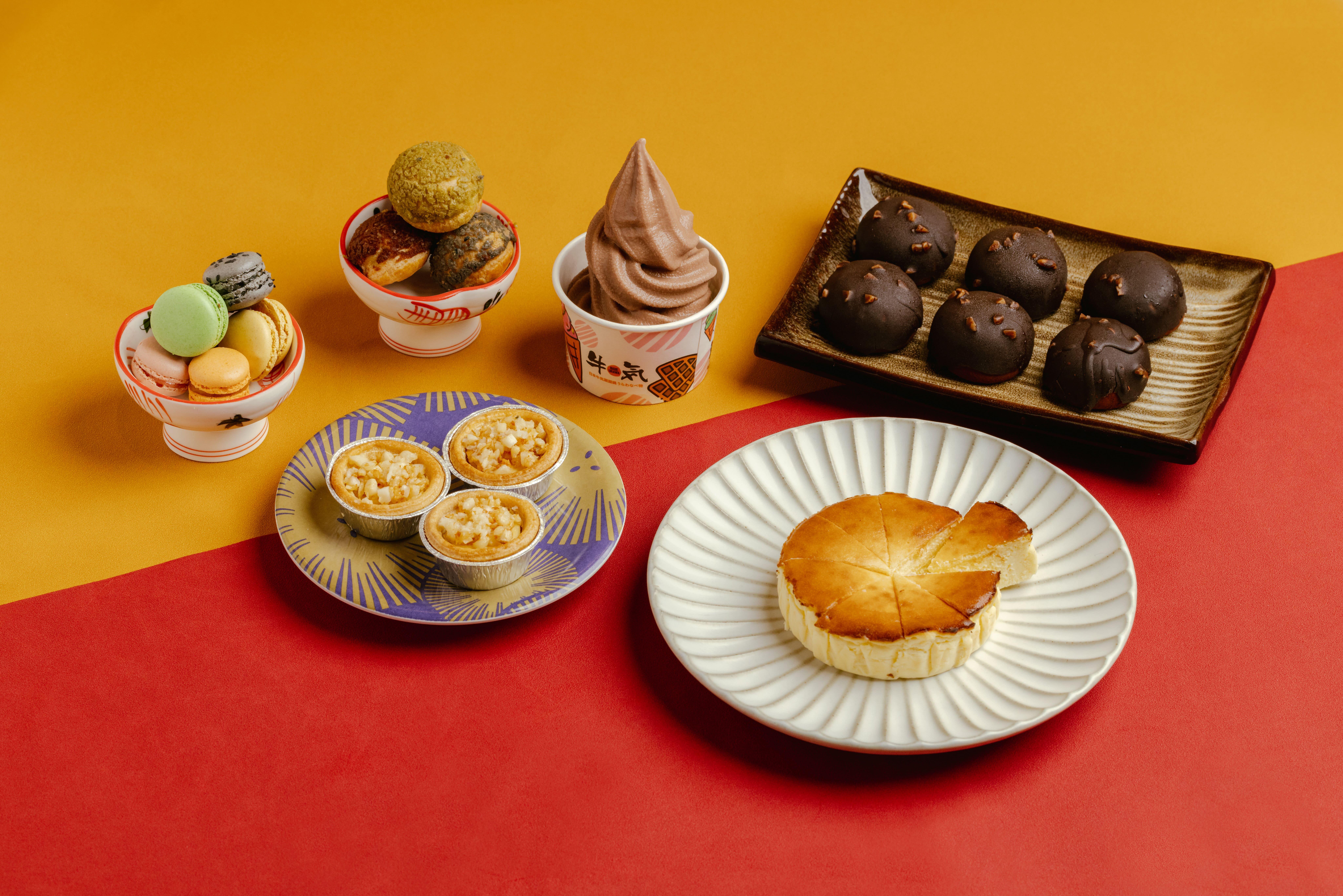 甜品有焦糖芝士巴斯克、馬卡龍、迷你雜錦脆皮泡芙、提拉米蘇大福、咖啡拖肥味軟雪糕。