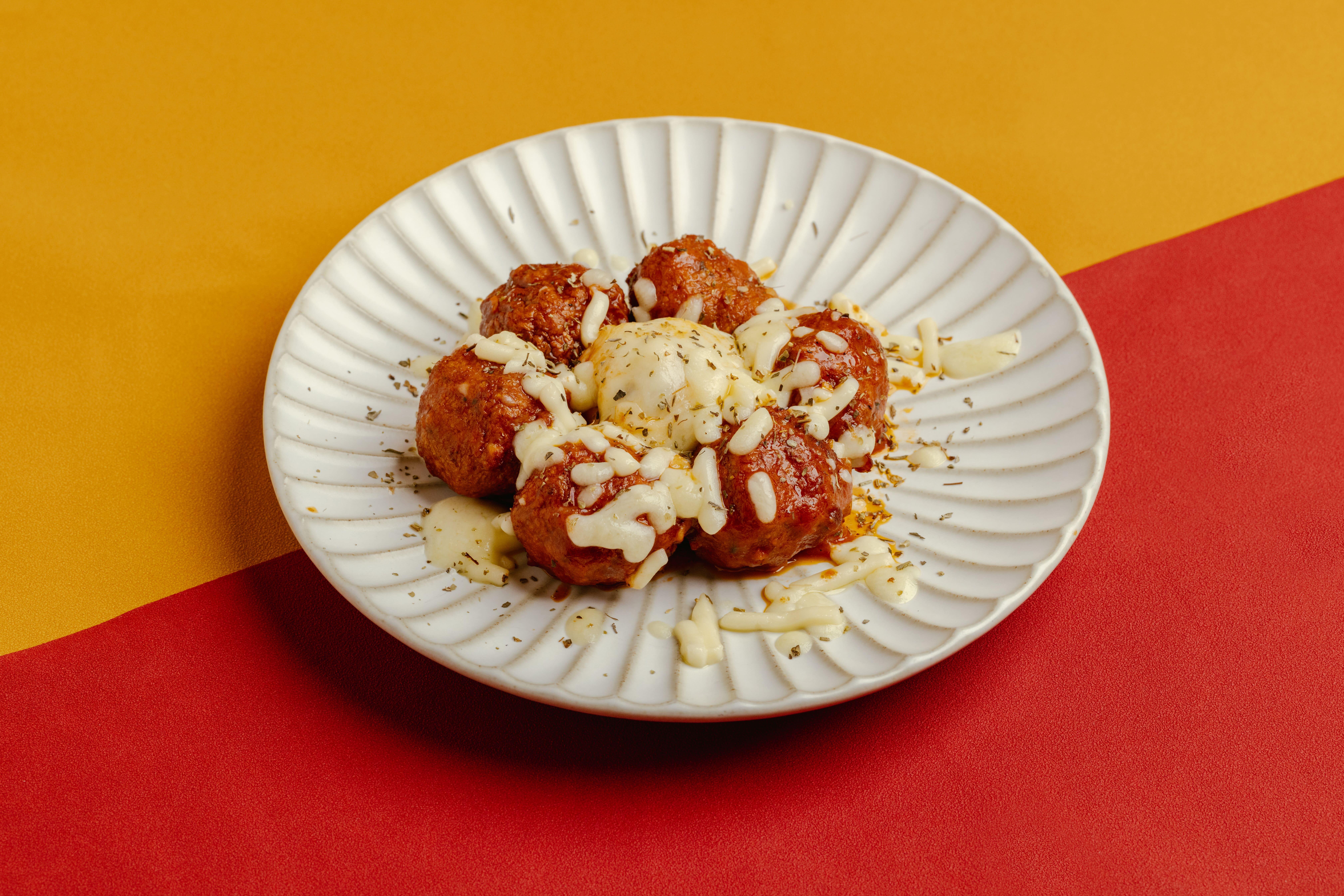 意式番茄肉丸以豬肉和雞肉製作,加入番茄醬、香草和厚芝士焗成,鬆化多汁,香味層次豐富。