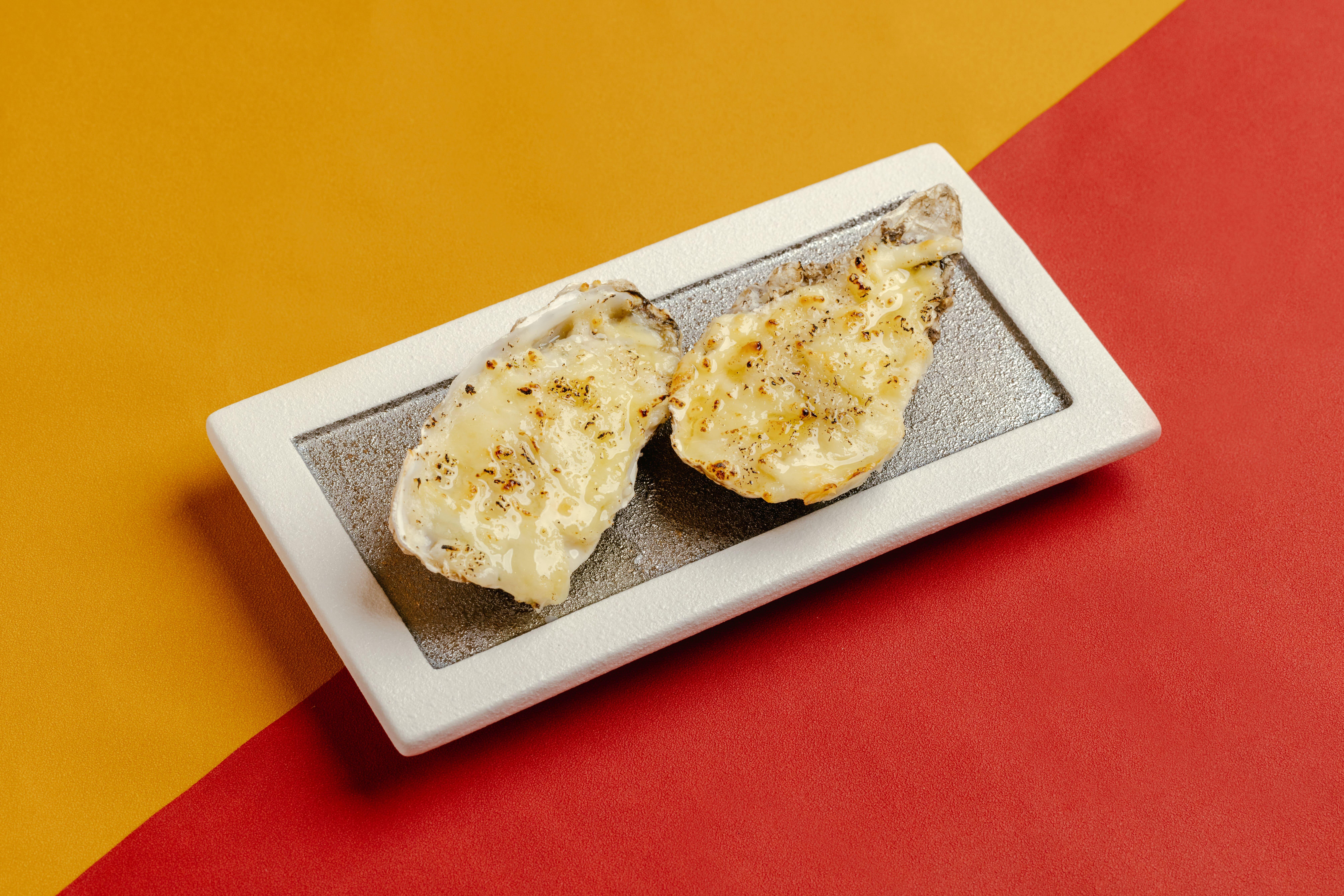 法式蒜香芝士焗生蠔混合瑞士芝士、藍紋起司和意大利芝士,芝味香濃。