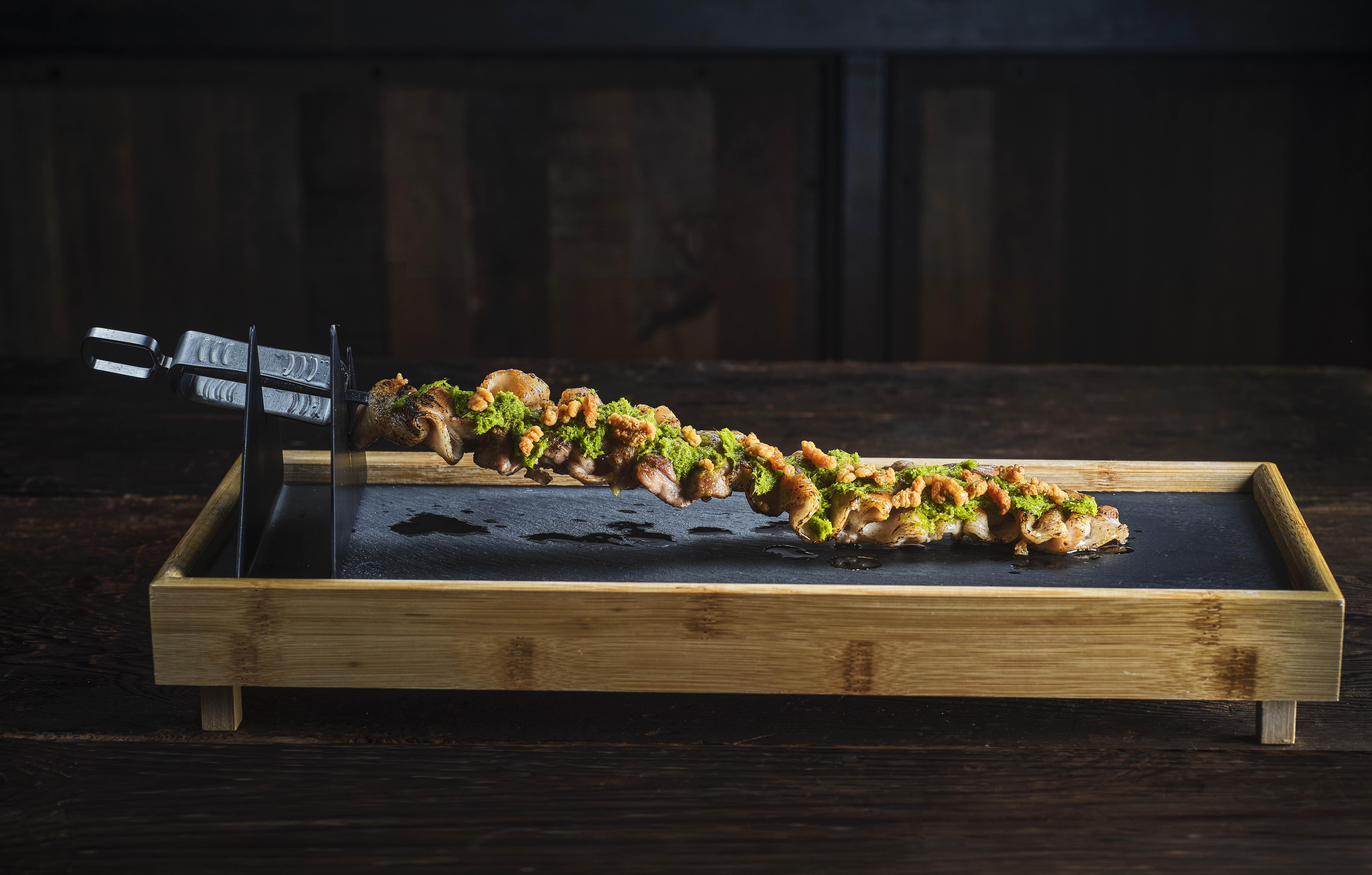 泰式青咖喱豬腩肉串燒$105 以泰式辣椒和香料醃製豬腩肉,充滿肉汁,散發炭燒風味。