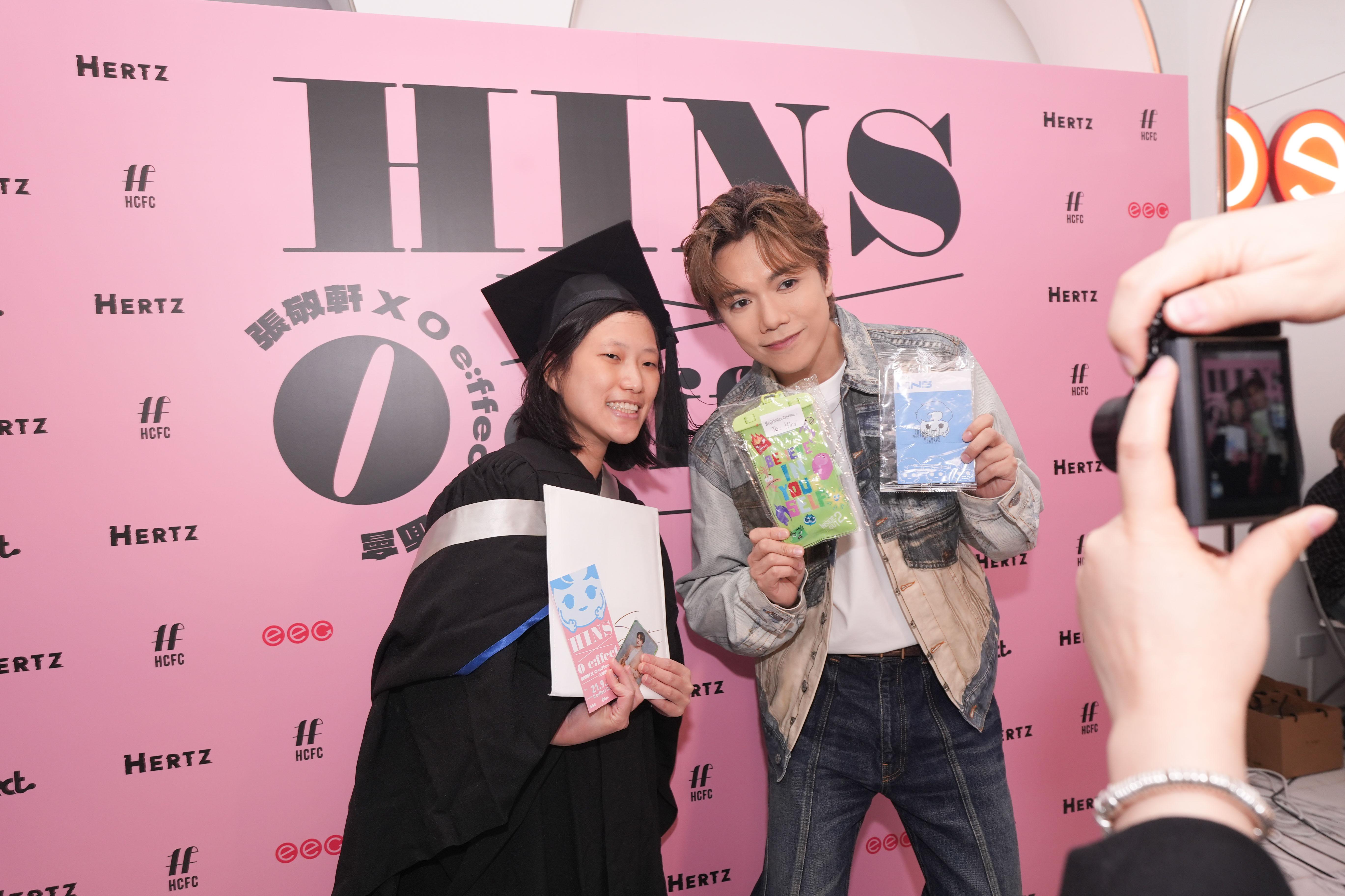 張敬軒在紅雨下舉行粉絲見面會。