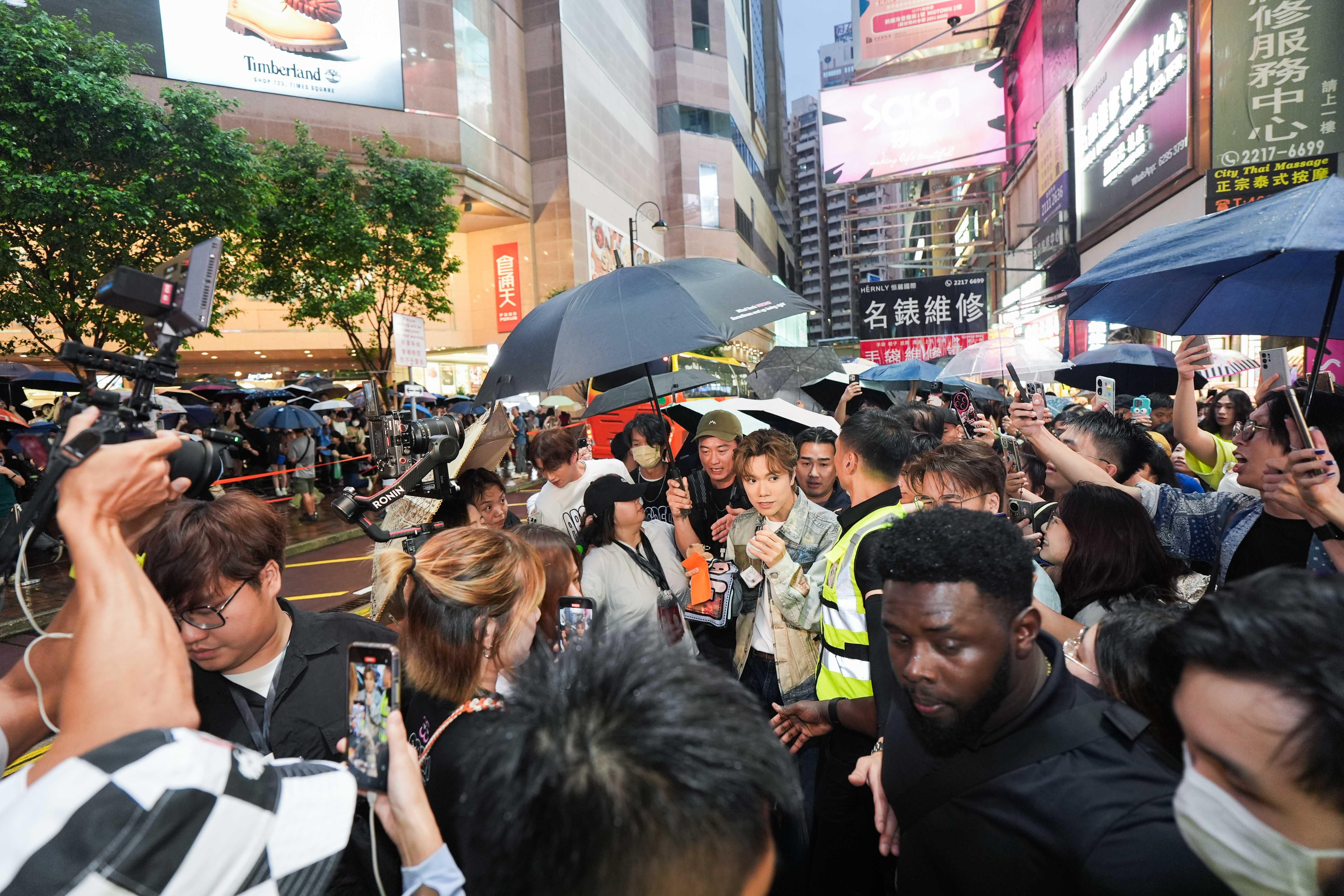 張敬軒為答謝冒雨等候的歌迷,特地走到場外與fans打招呼。