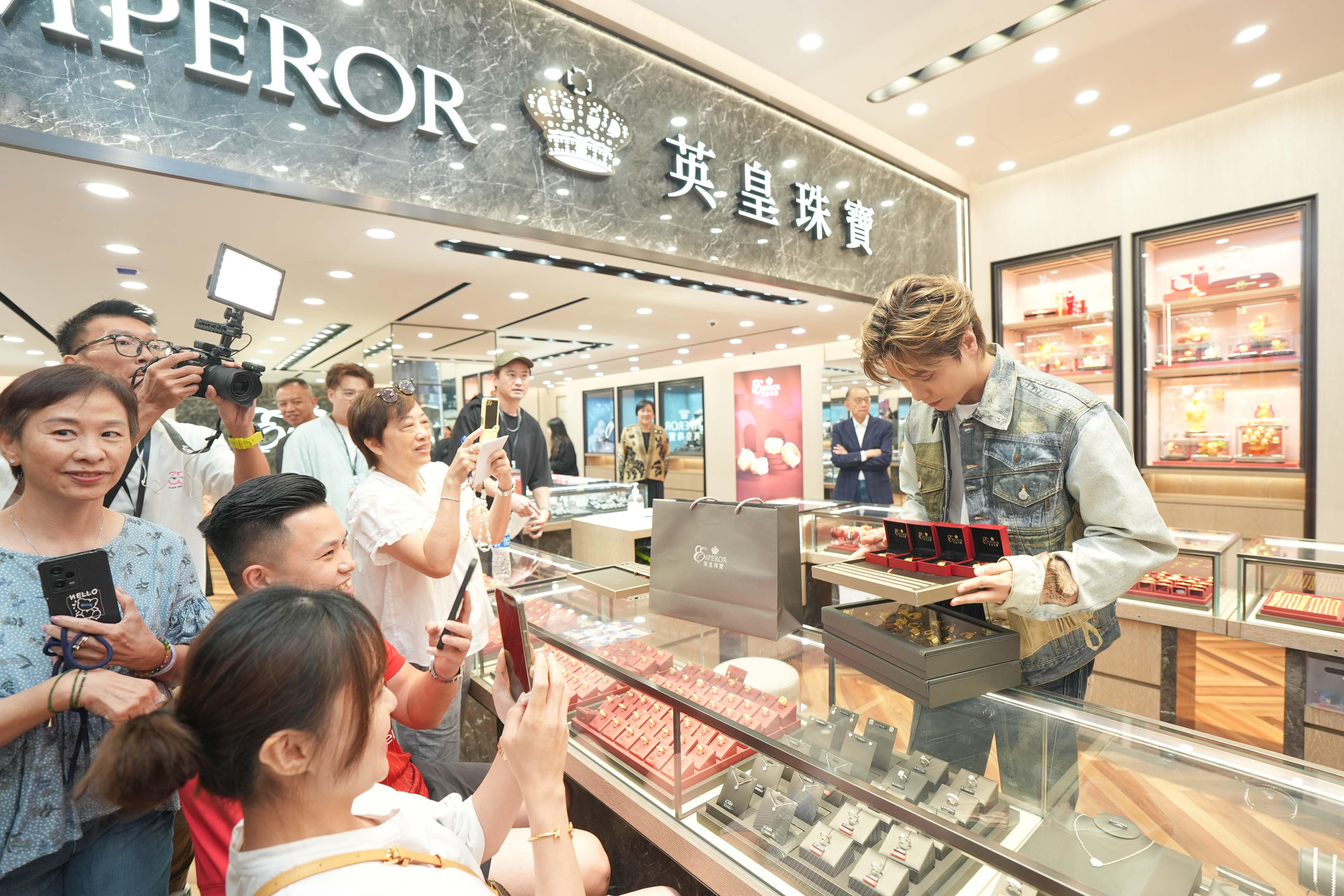 張敬軒不忘呼籲留港消費,即場推銷並成功sell客。