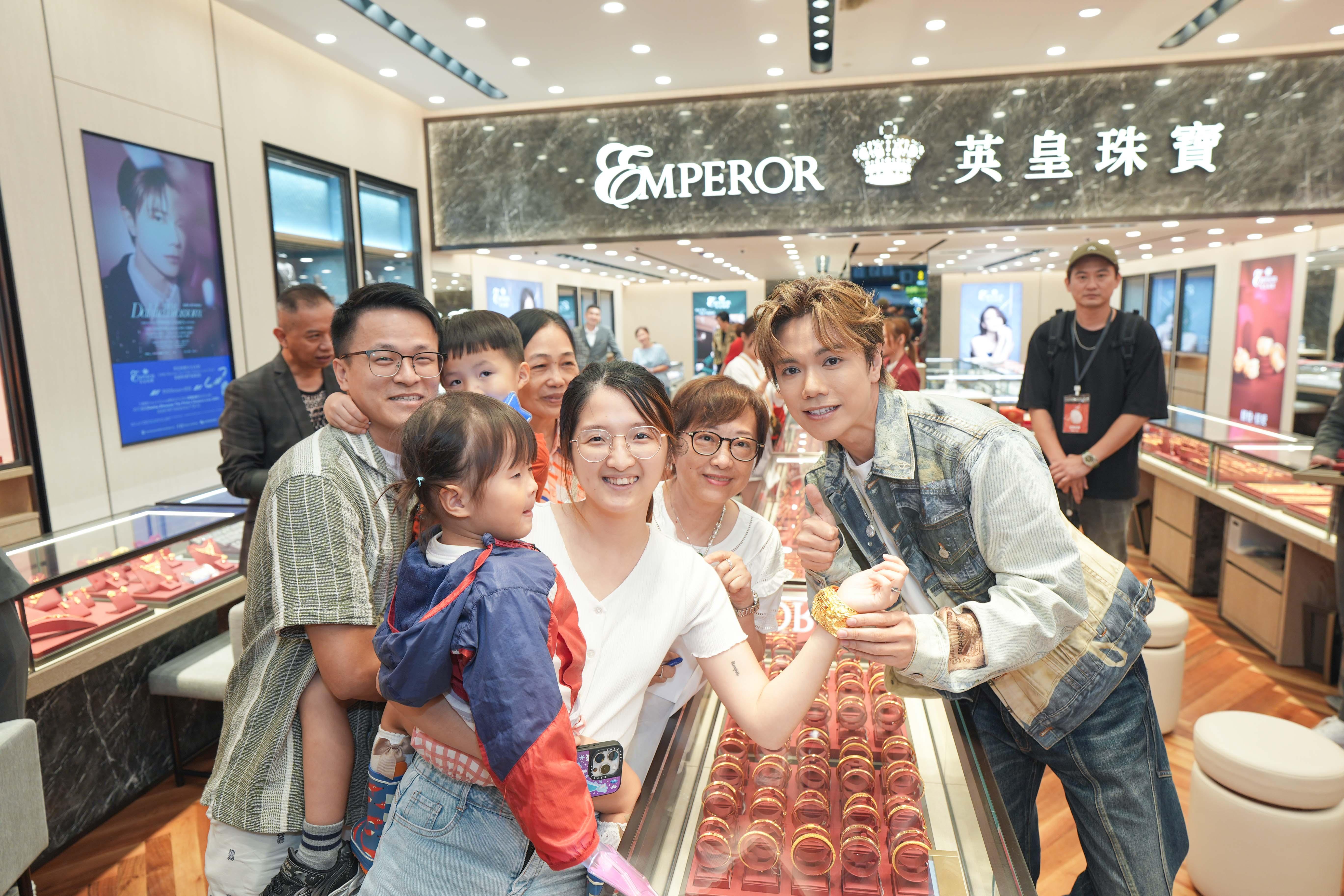 張敬軒不忘呼籲留港消費。