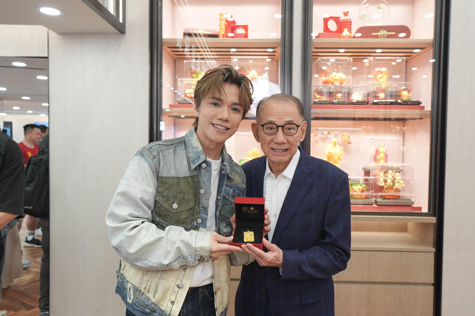 張敬軒在英皇珠寶消費,獲老闆楊受成迎接。