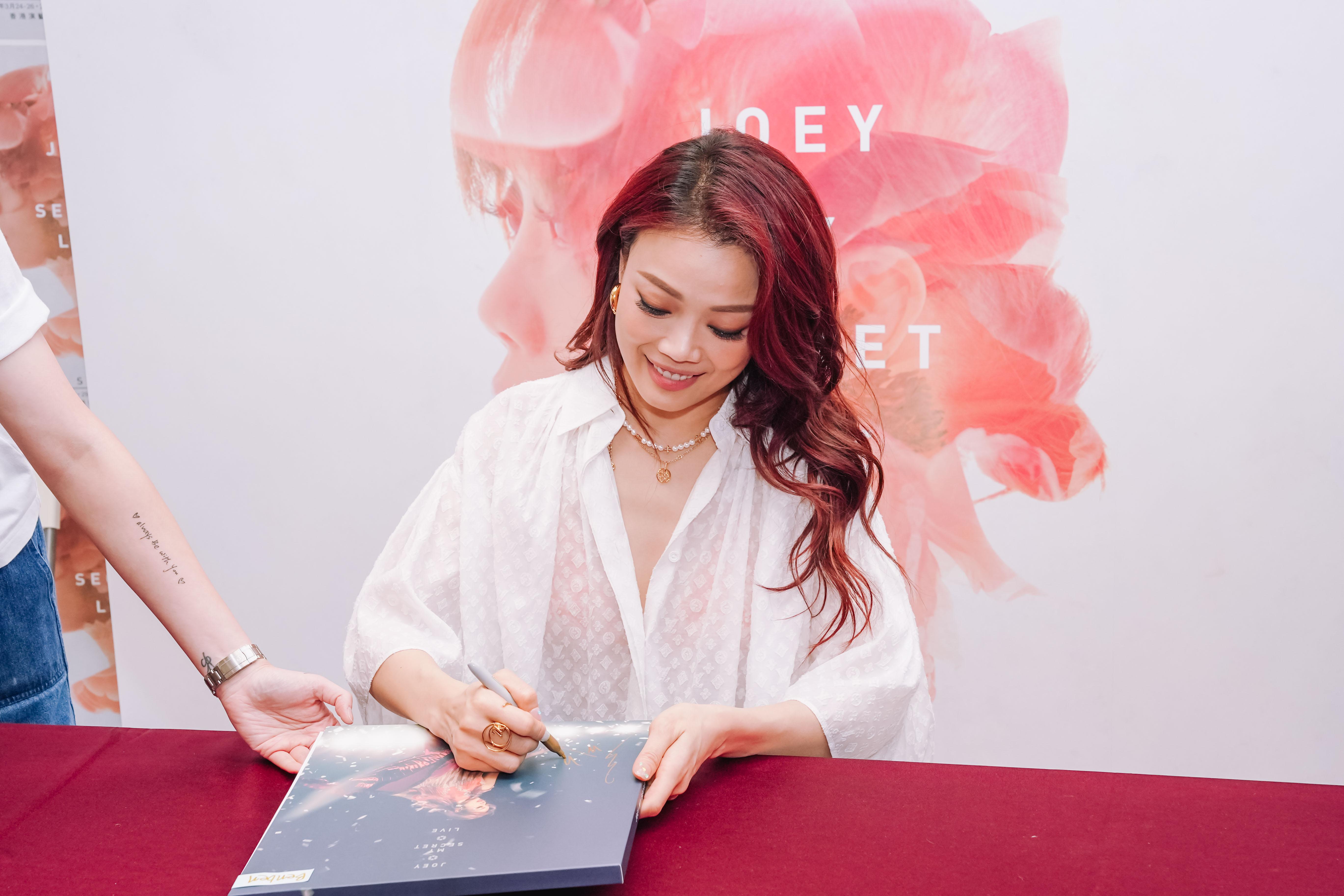 祖兒於店內四處遊走。