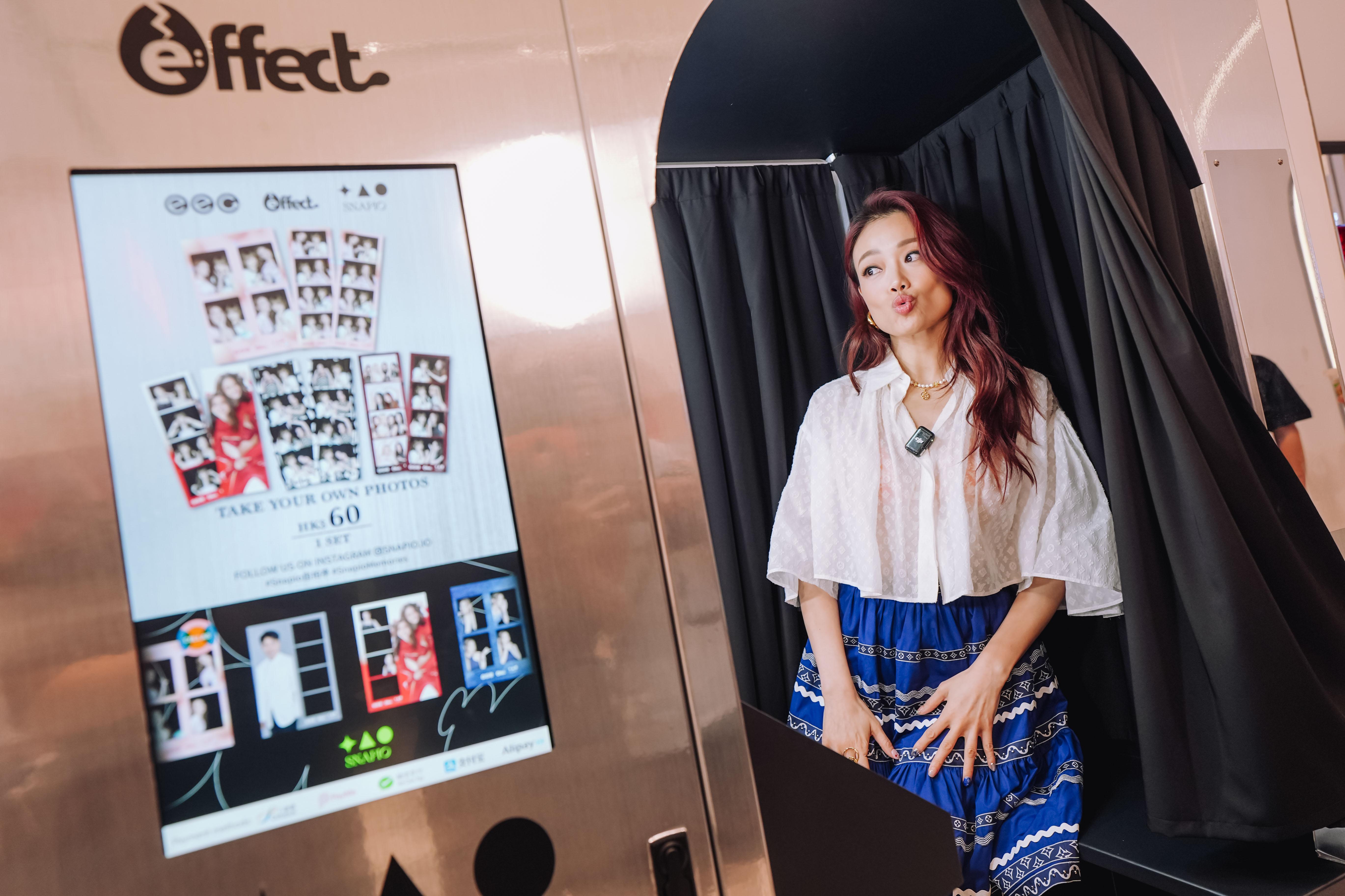 祖兒於店內四處遊走。