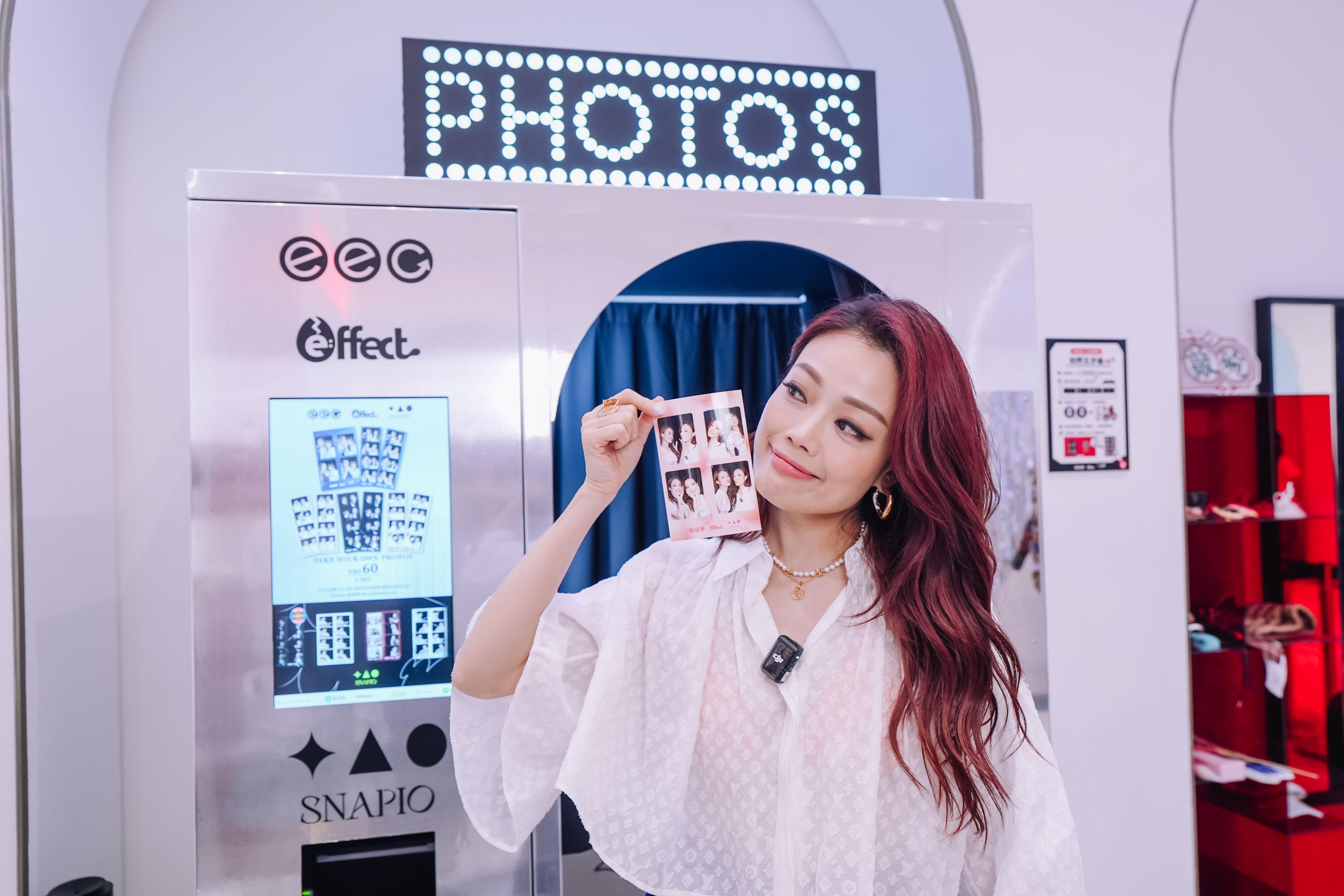 祖兒於店內四處遊走。