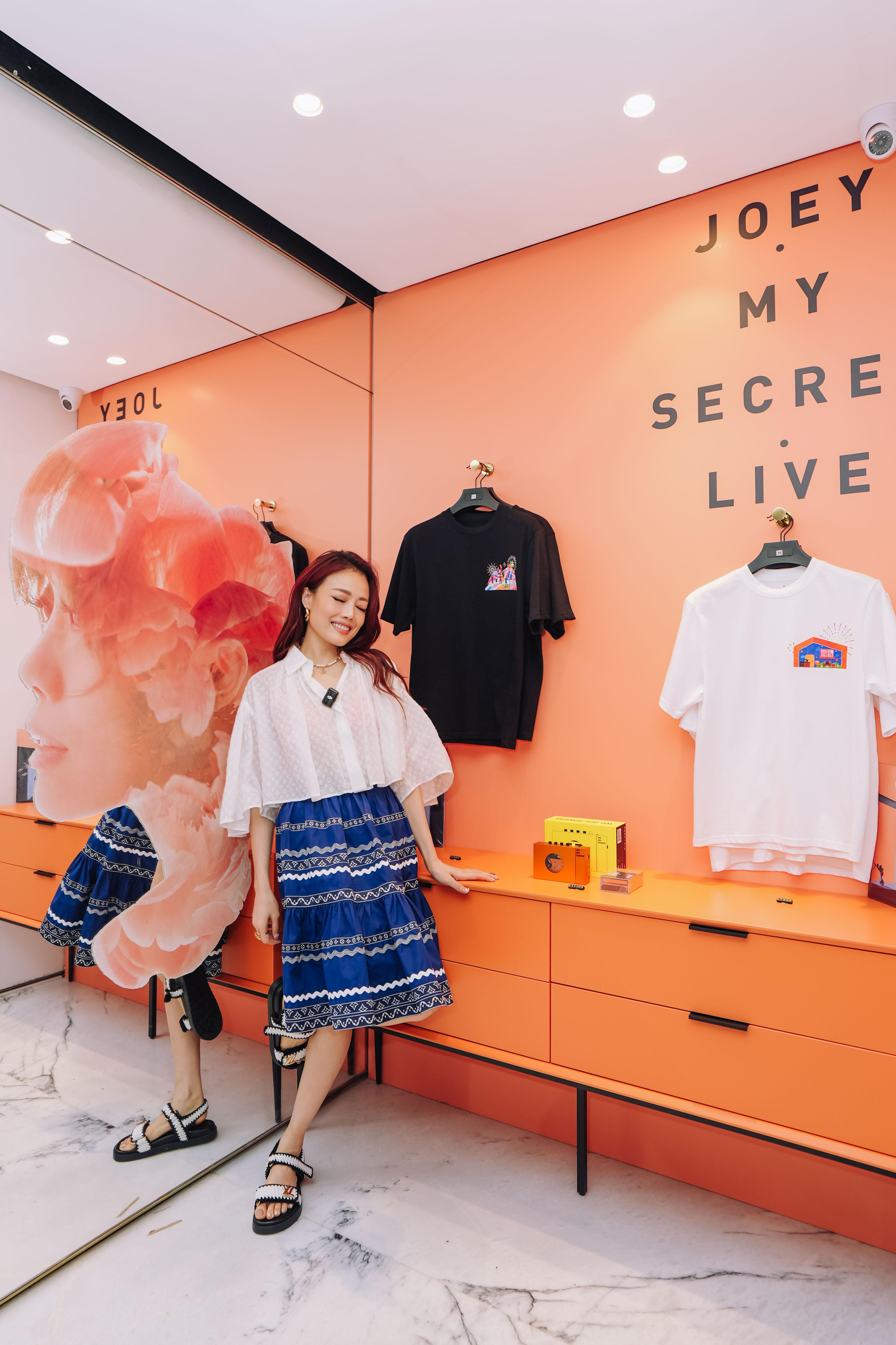 祖兒於店內四處遊走。