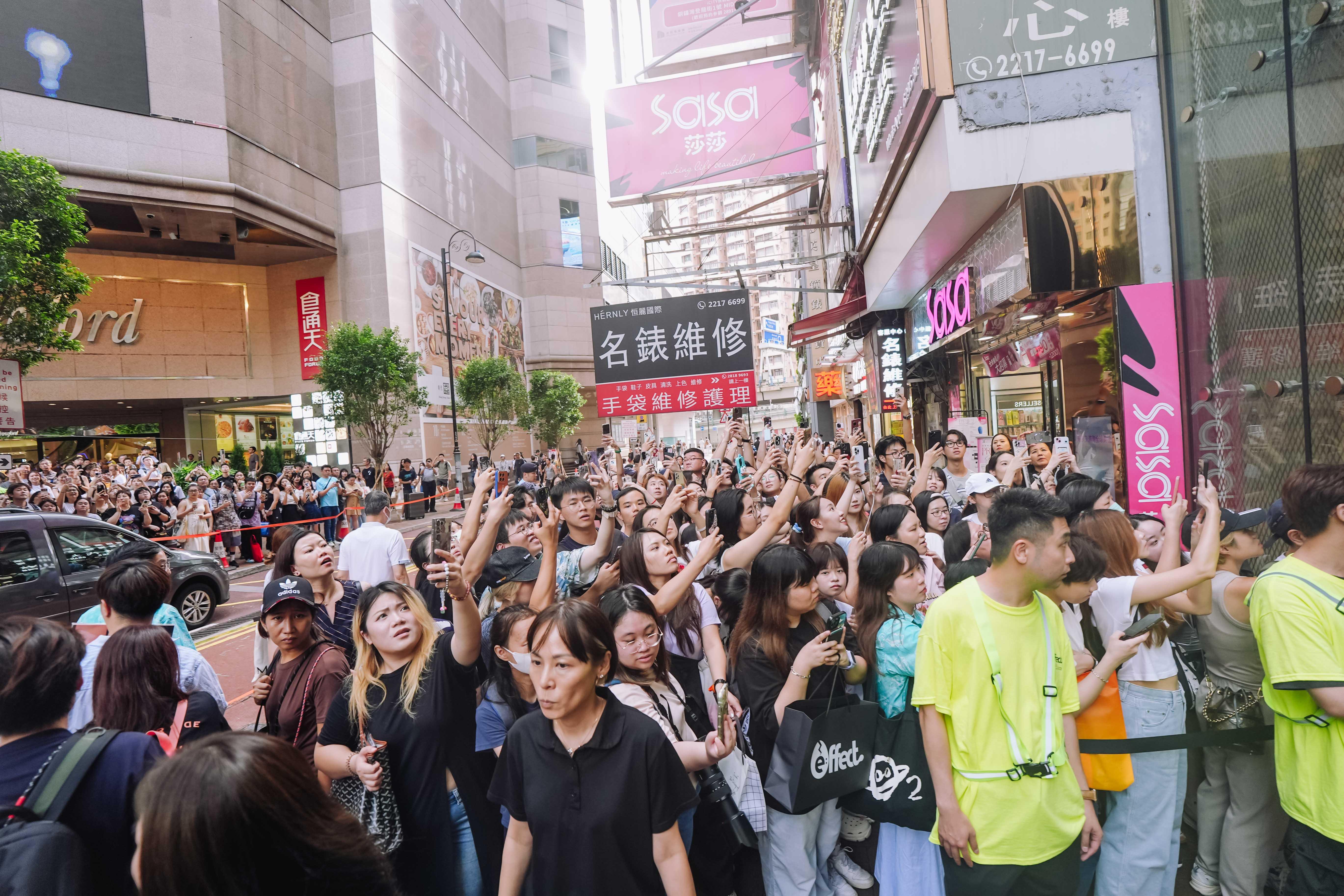 容祖兒離開店舖時,過千名fans及途人守候及圍觀。