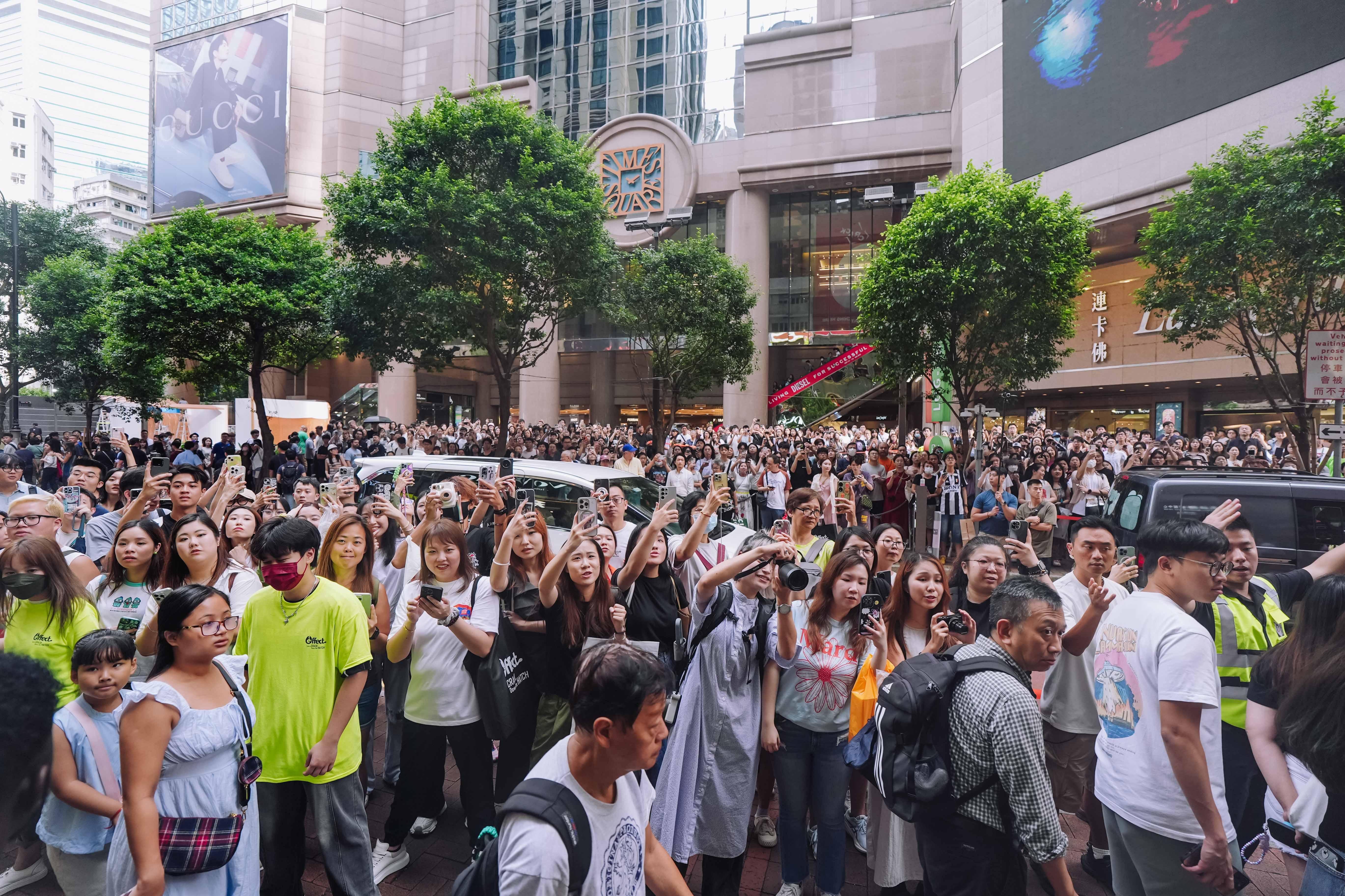 容祖兒離開店舖時,過千名fans及途人守候及圍觀。
