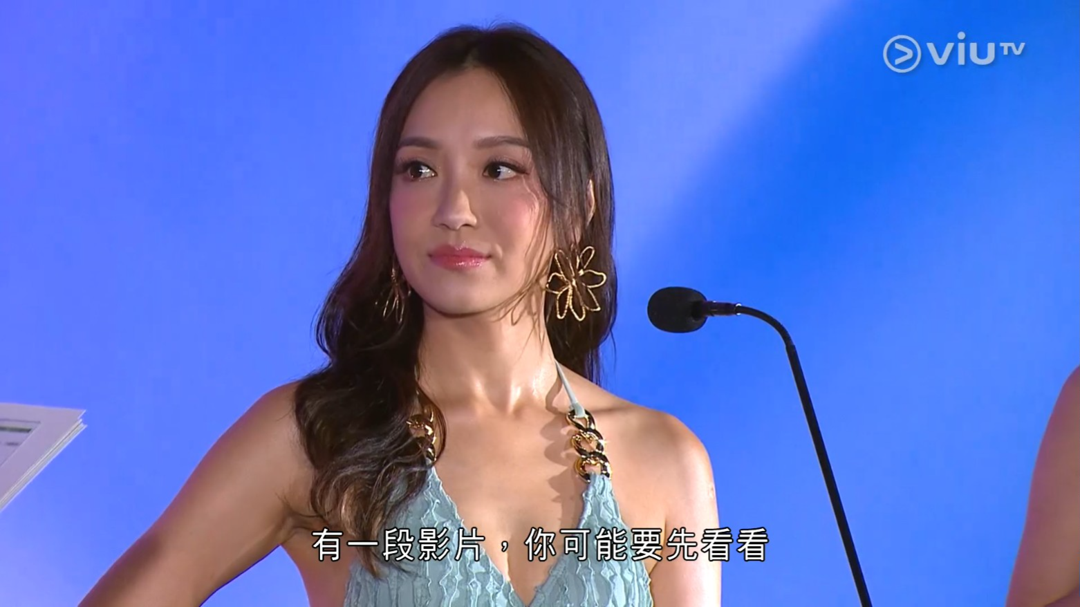 37號的趙芮嵐見到三名兒子及老公對住鏡頭表示很掛住她,搞到她淚灑舞台。