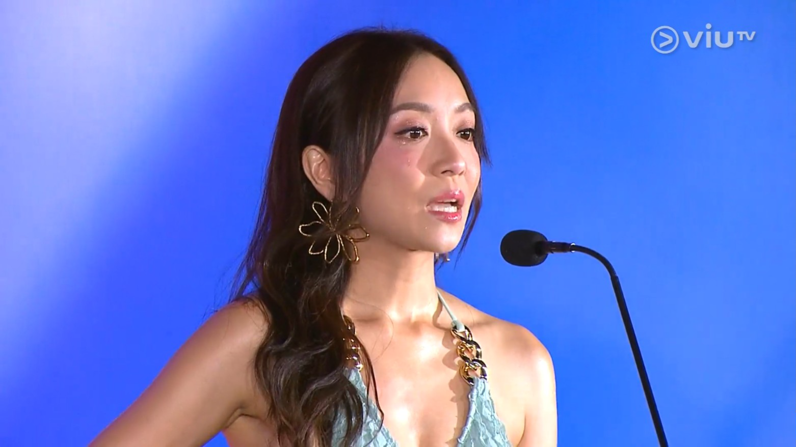 37號的趙芮嵐見到三名兒子及老公對住鏡頭表示很掛住她,搞到她淚灑舞台。