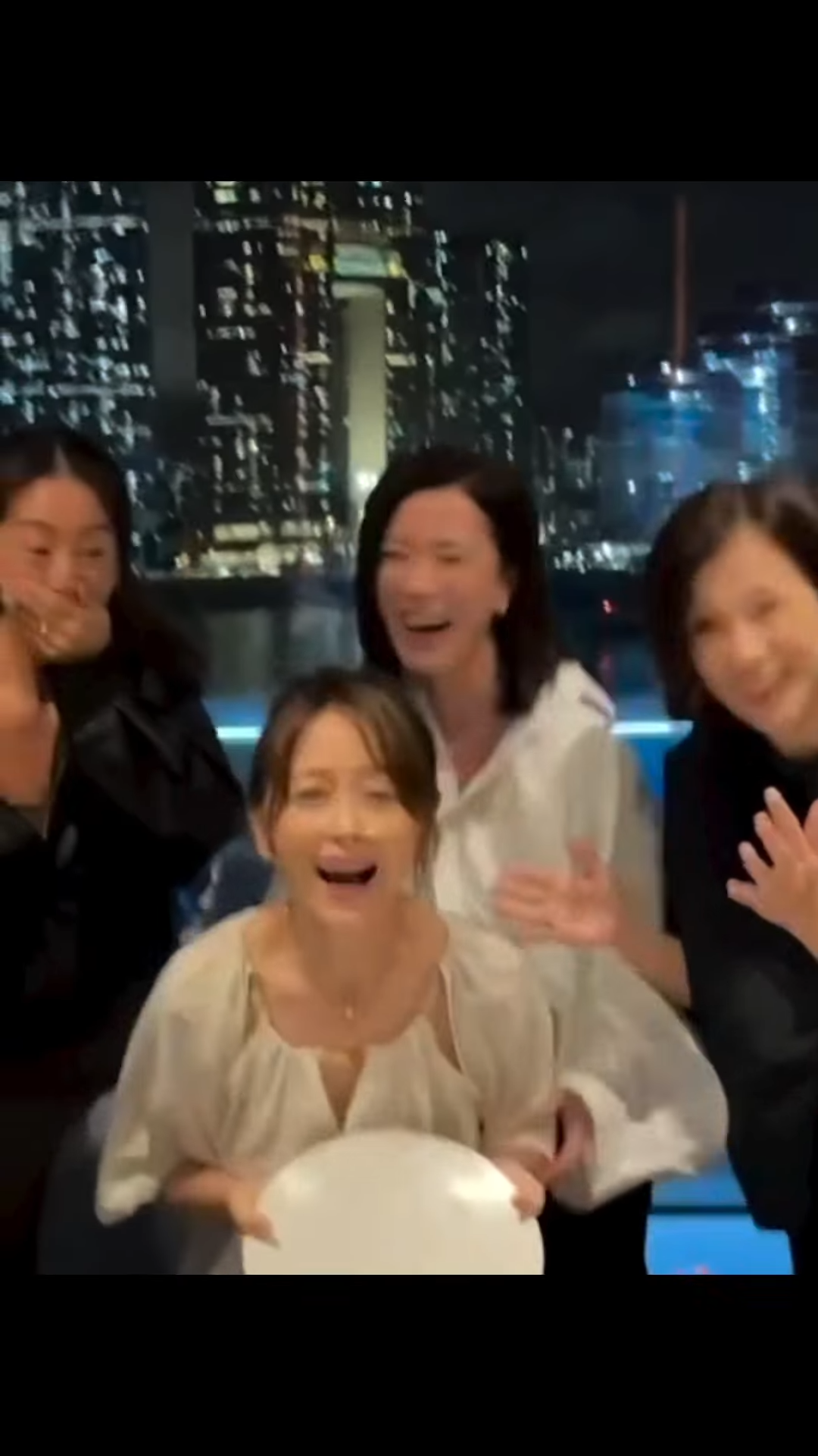 姚樂怡生日聚會發生蛋糕瀡走事件，場面非常好笑！