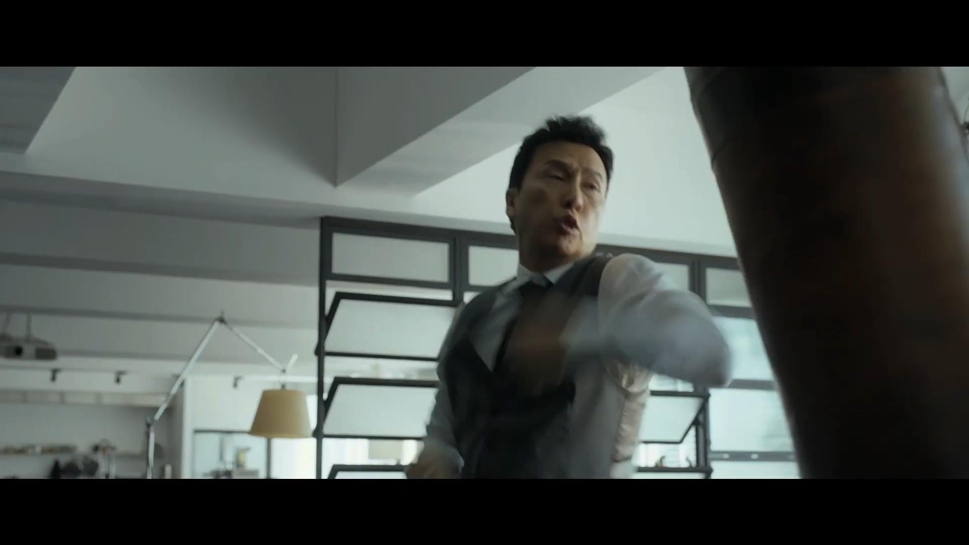 甄子丹狂打沙包。(《誤判》預告片截圖)