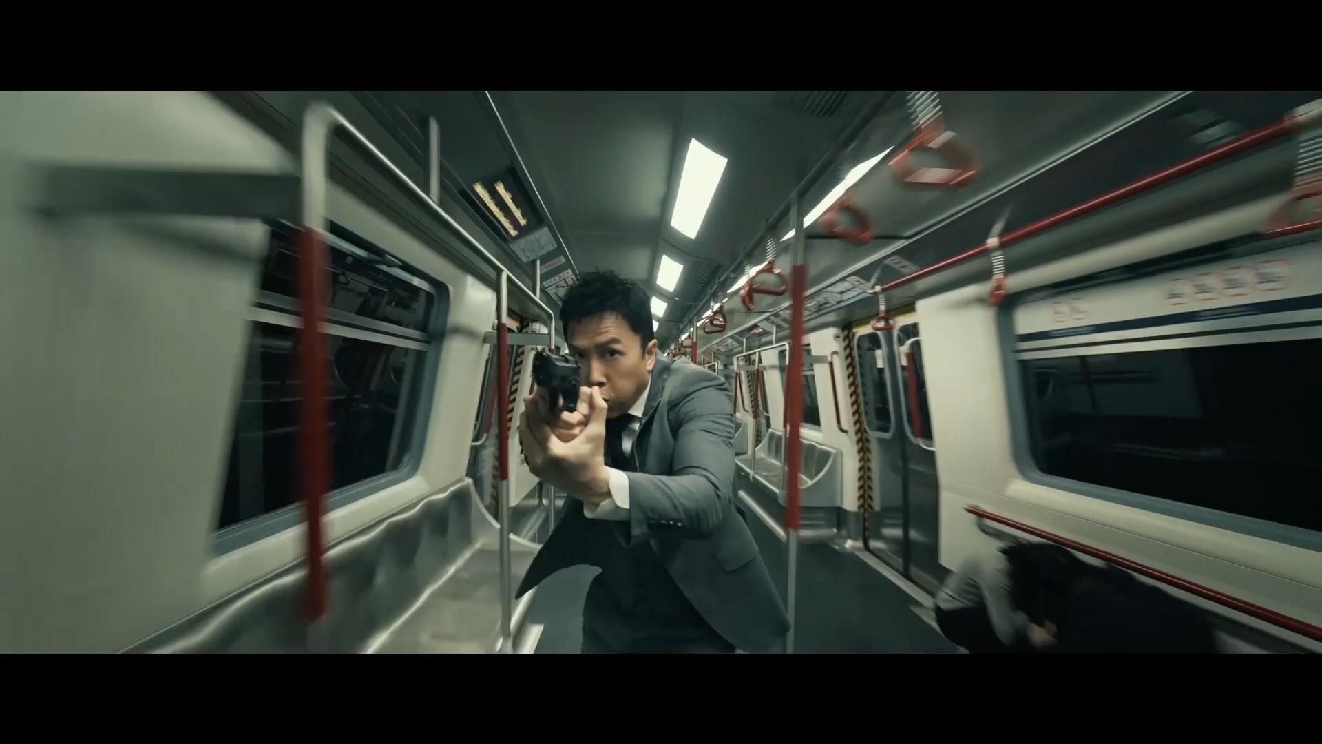 甄子丹殺入港鐵車廂開戰。(《誤判》預告片截圖)