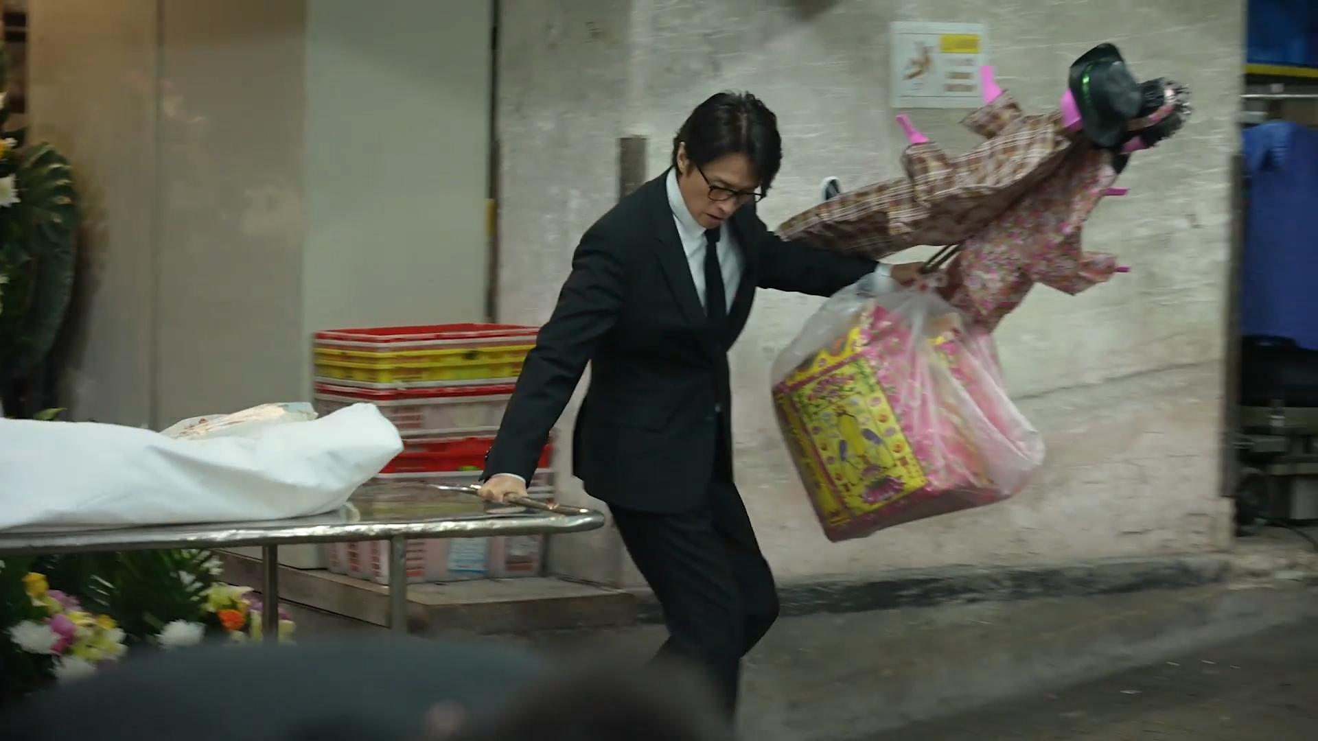 黃子華夜闖殮房通道,親身上陣運送紙紮公仔等殯儀工序。