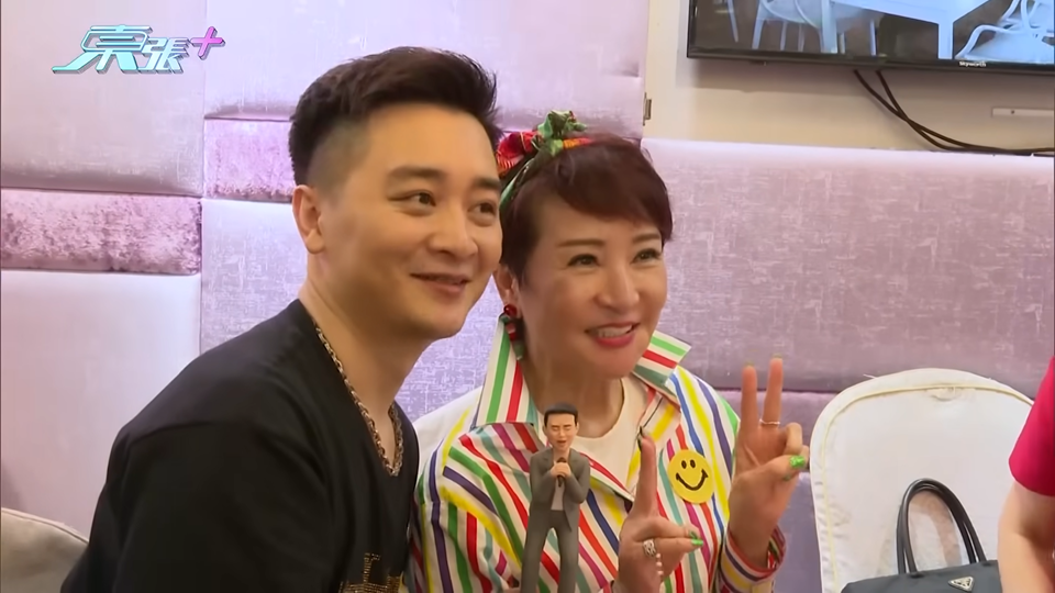 狄波拉都是譚輝智的超級粉絲,同時擔任歌迷會永遠榮譽會長。