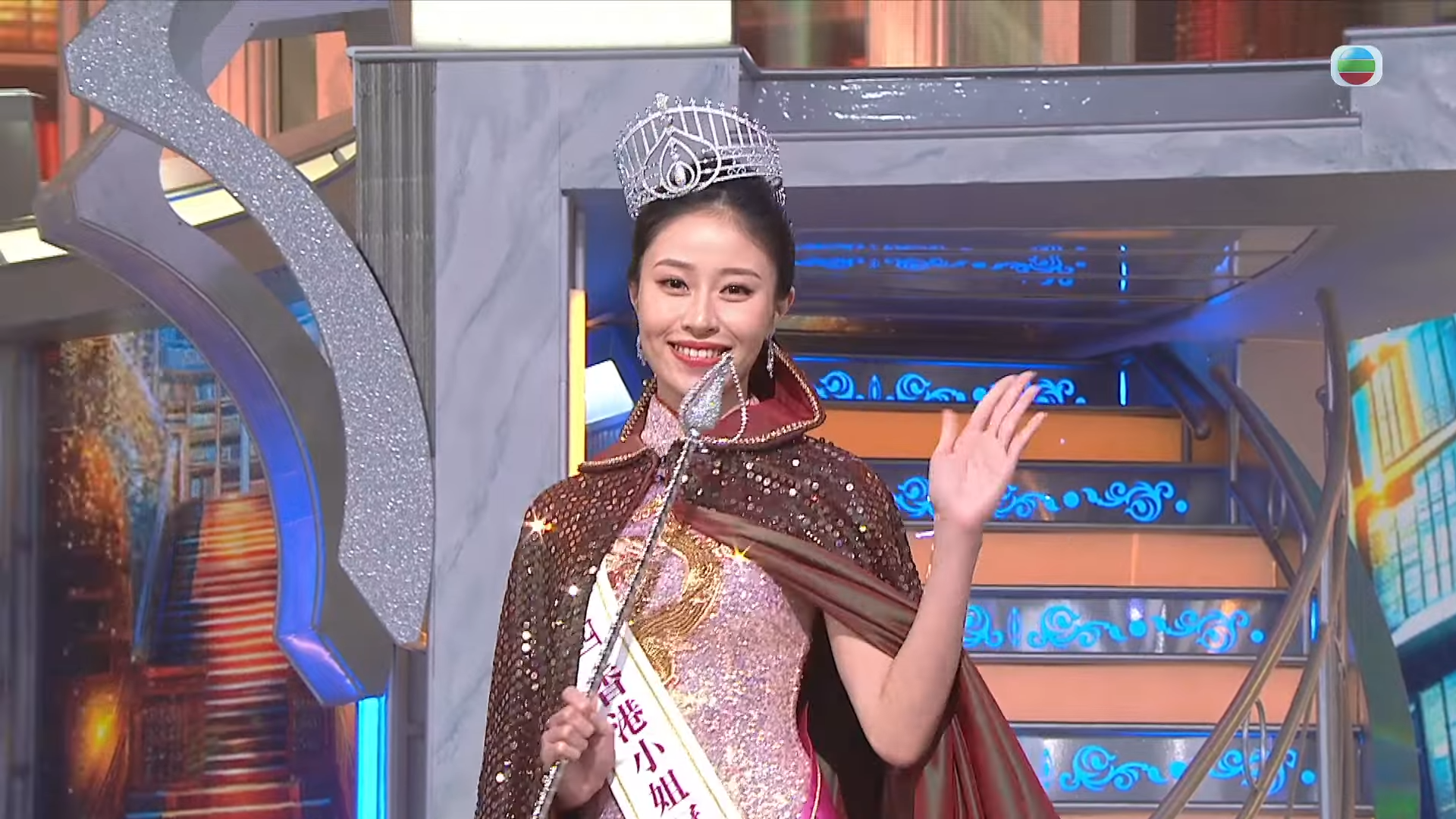 倪樂琳的后冠全歪。