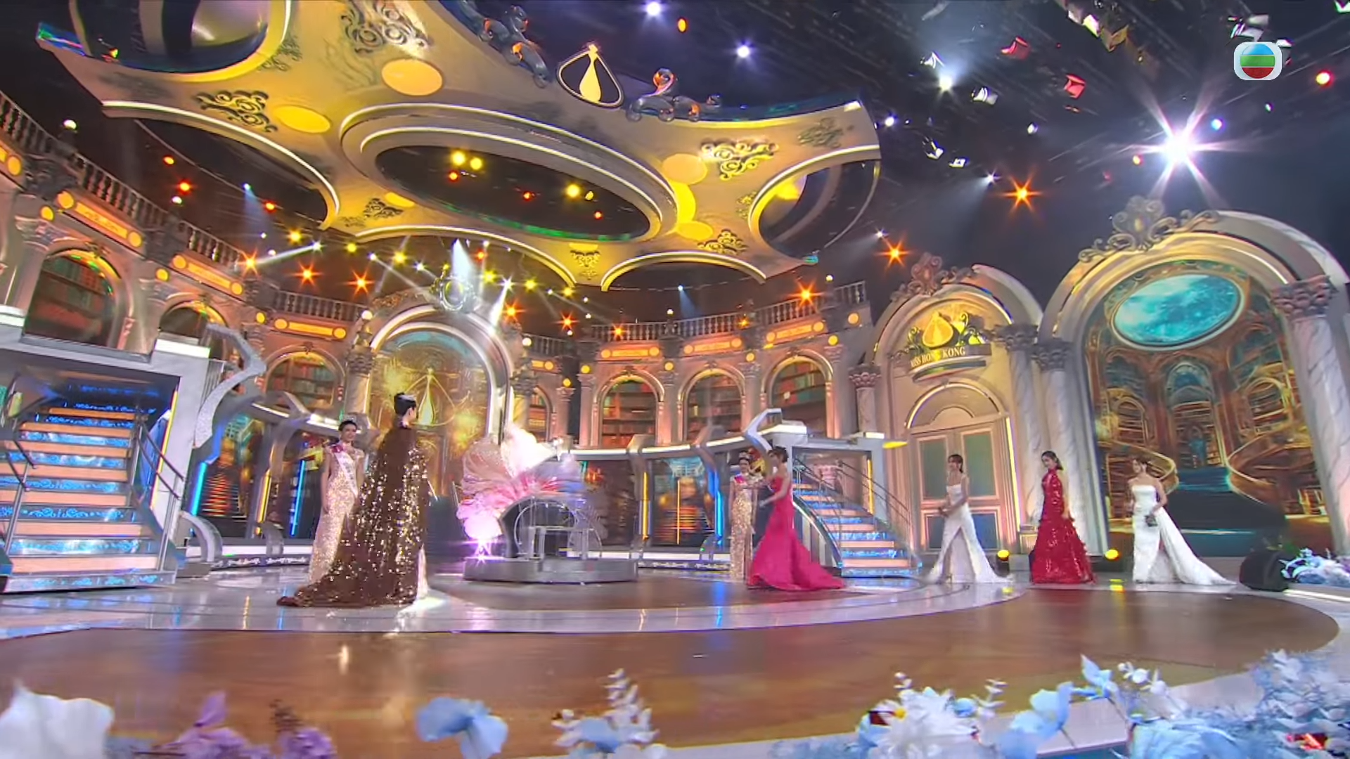 麥美恩衝上前為倪樂琳戴好后冠。