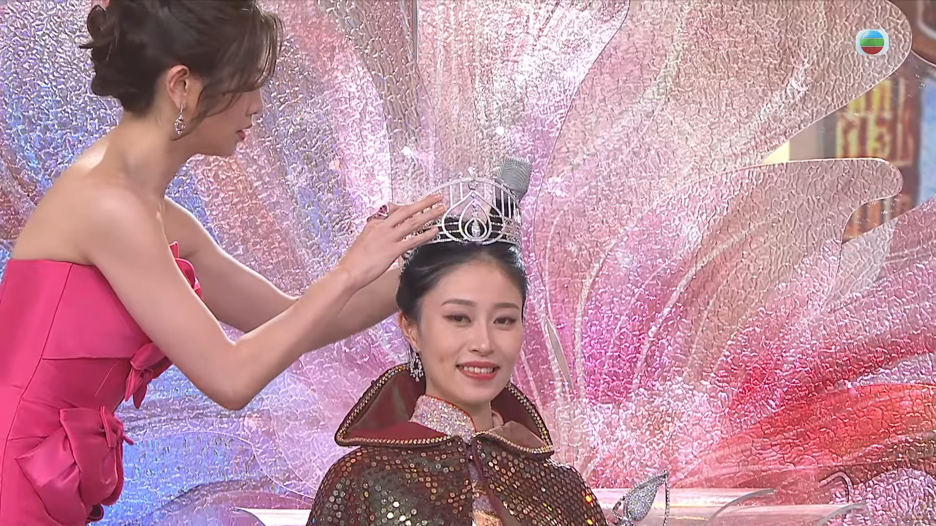 麥美恩衝上前為倪樂琳戴好后冠。