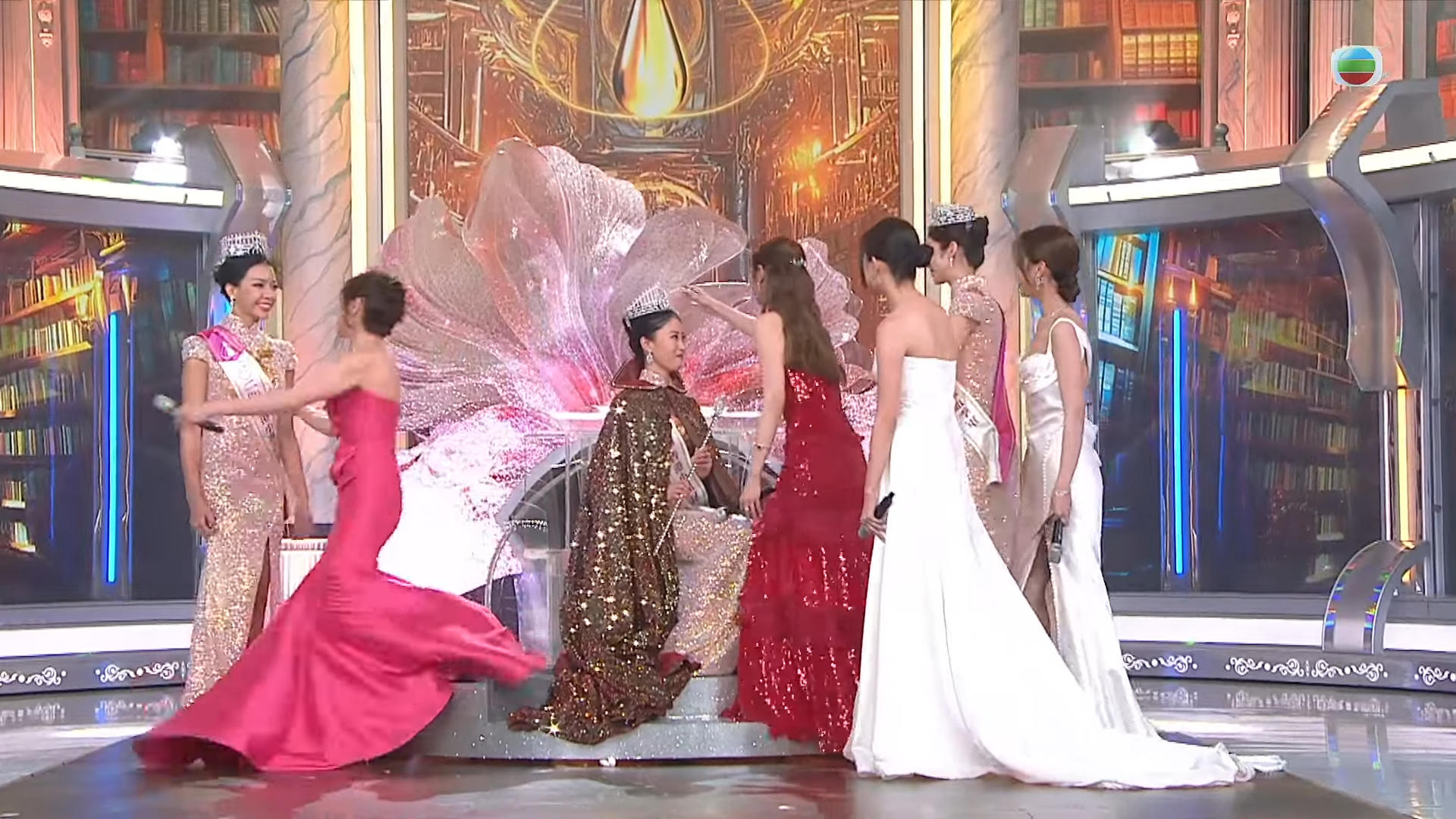 麥美恩衝上前為倪樂琳戴好后冠。