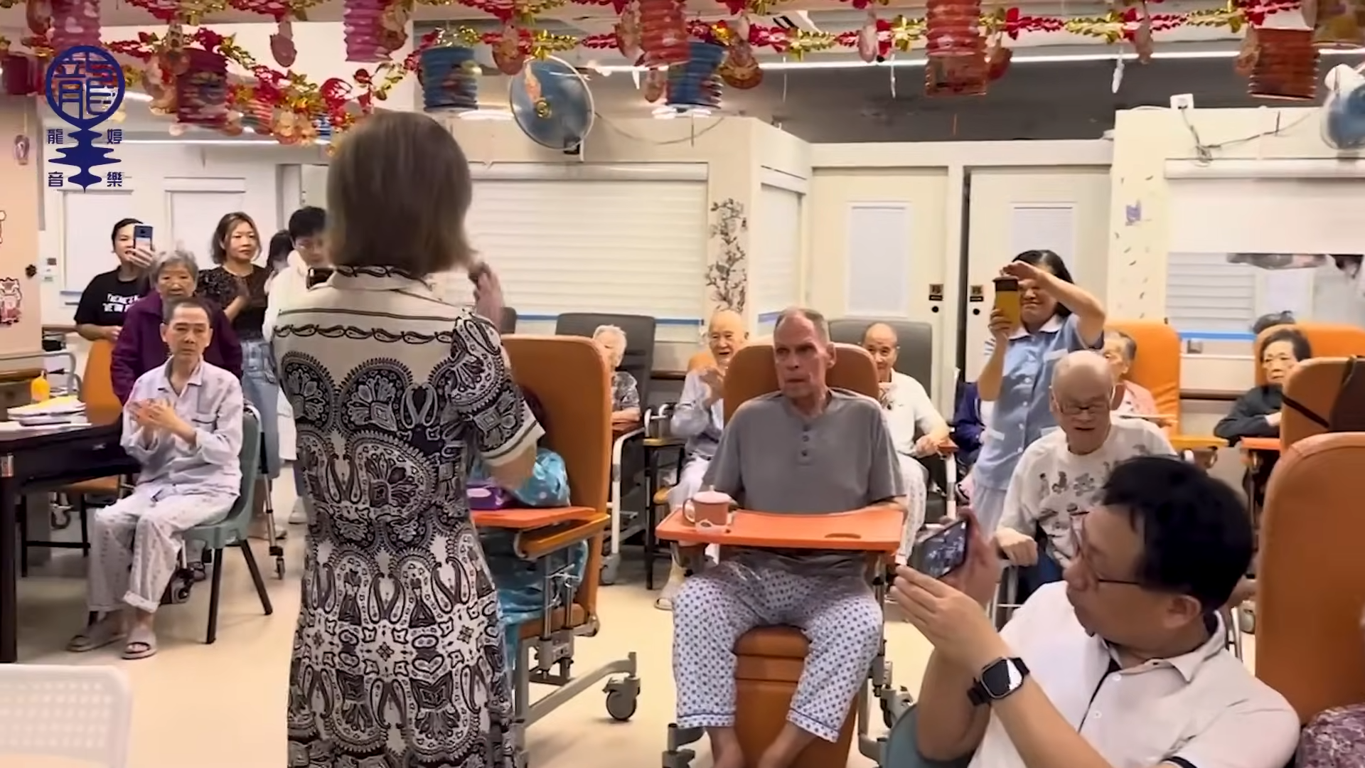 龍婷應北角一間老人院邀請去院舍義唱。