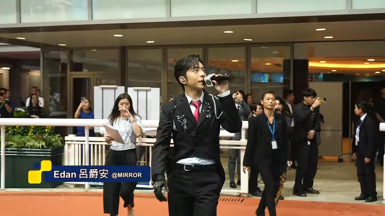 Edan先後唱出《My Apple Pie》、《月光奏明曲》、《Again!》。(馬會影片截圖)