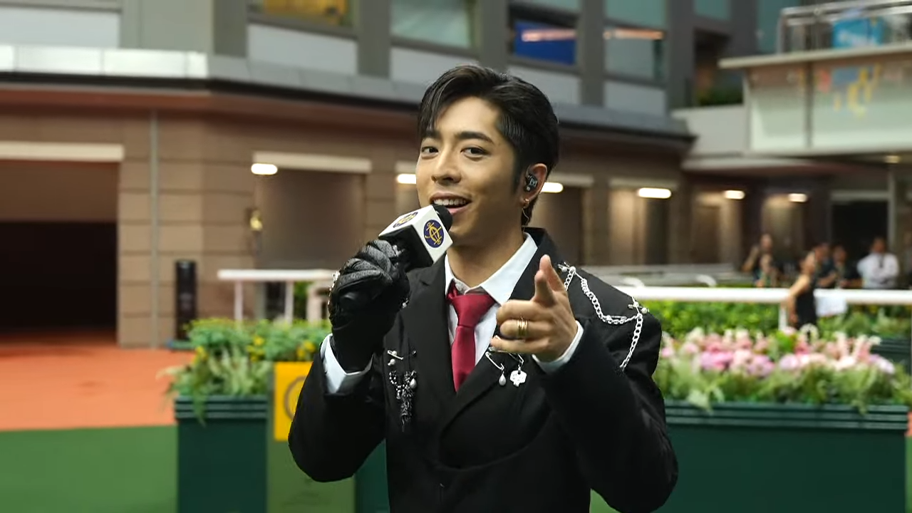 Edan先後唱出《My Apple Pie》、《月光奏明曲》、《Again!》。(馬會影片截圖)