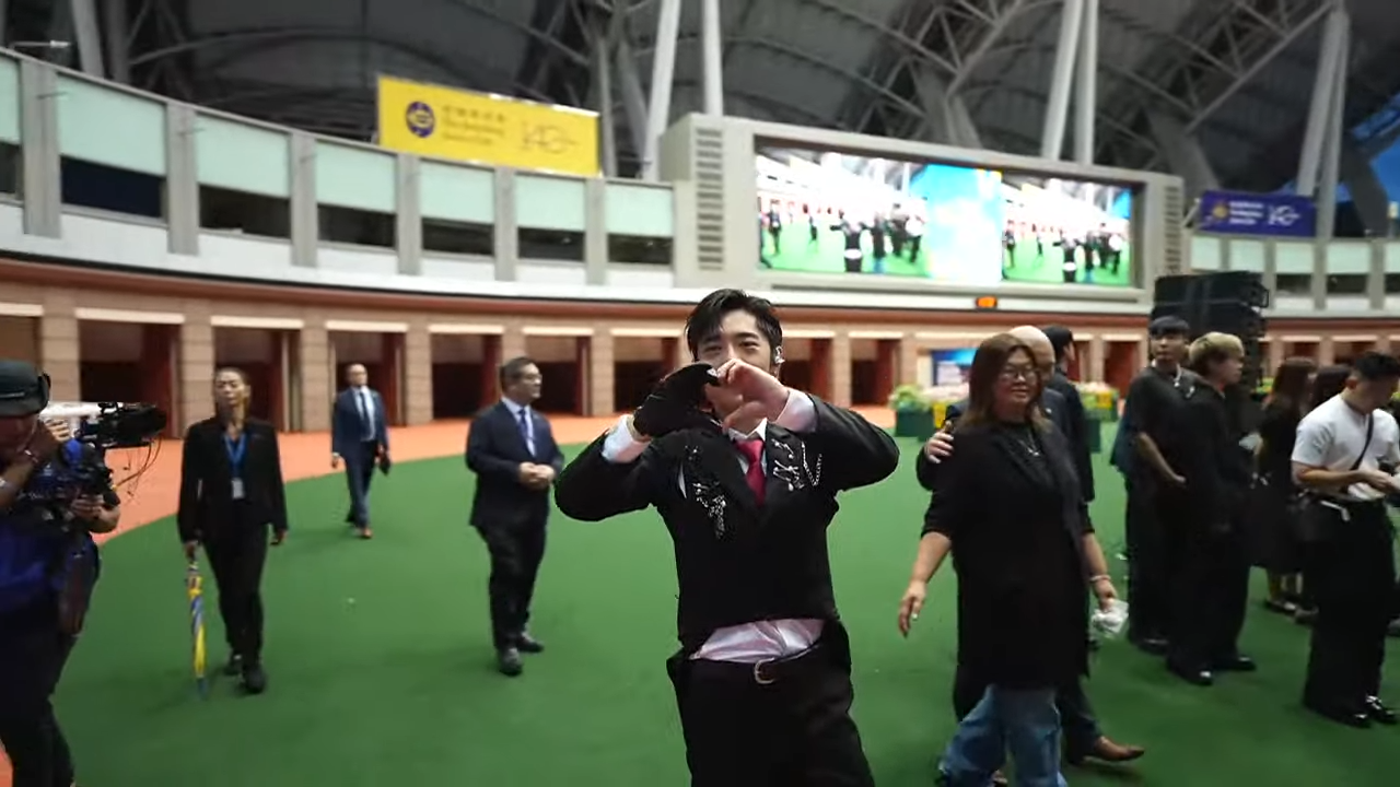 Edan先後唱出《My Apple Pie》、《月光奏明曲》、《Again!》。(馬會影片截圖)