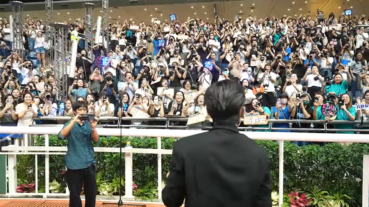 Edan先後唱出《My Apple Pie》、《月光奏明曲》、《Again!》。(馬會影片截圖)