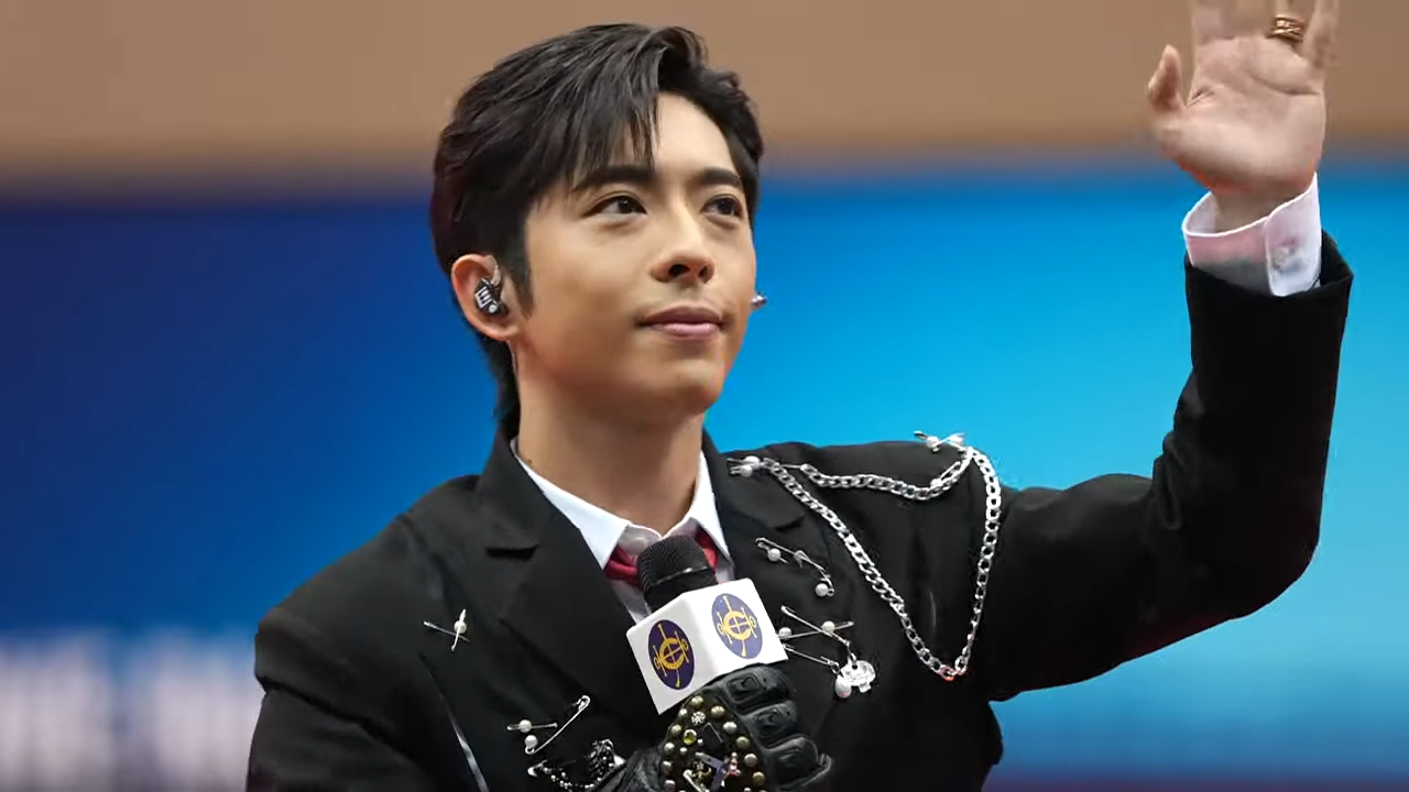 Edan先後唱出《My Apple Pie》、《月光奏明曲》、《Again!》。(馬會影片截圖)