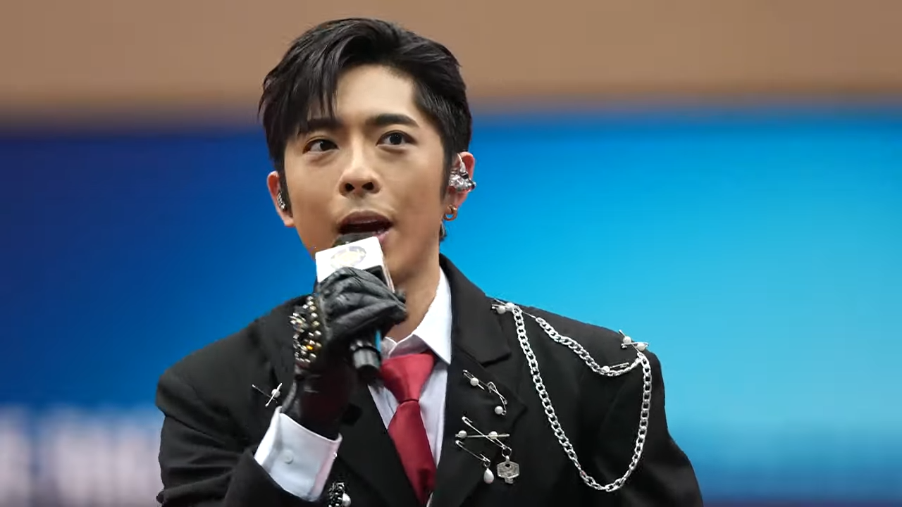 Edan先後唱出《My Apple Pie》、《月光奏明曲》、《Again!》。(馬會影片截圖)