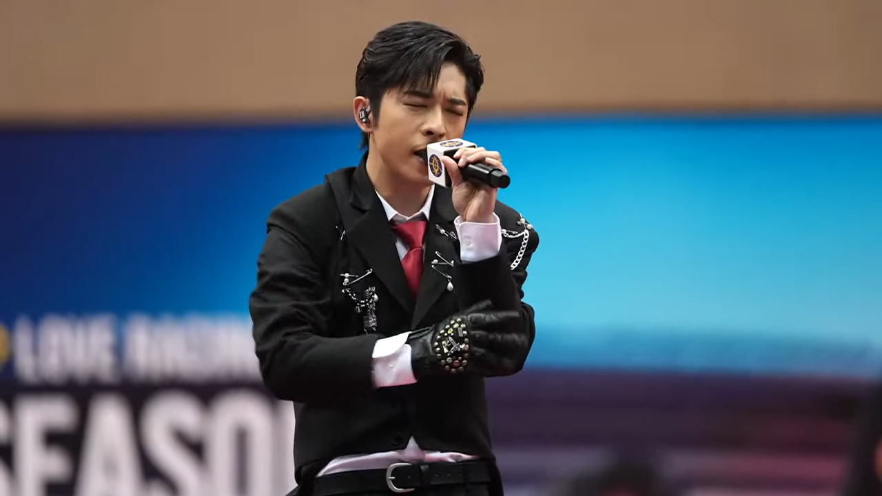 Edan先後唱出《My Apple Pie》、《月光奏明曲》、《Again!》。(馬會影片截圖)