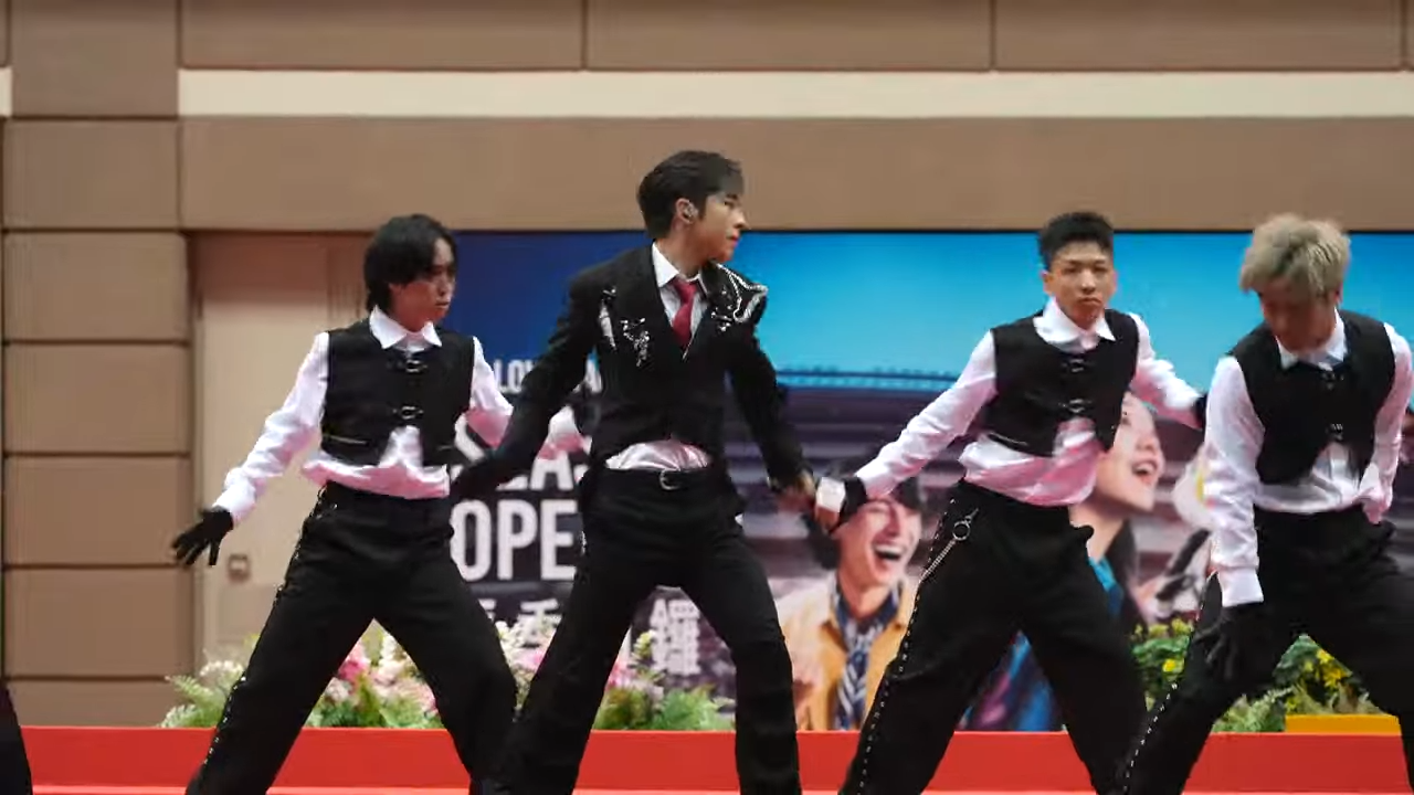 Edan先後唱出《My Apple Pie》、《月光奏明曲》、《Again!》。(馬會影片截圖)