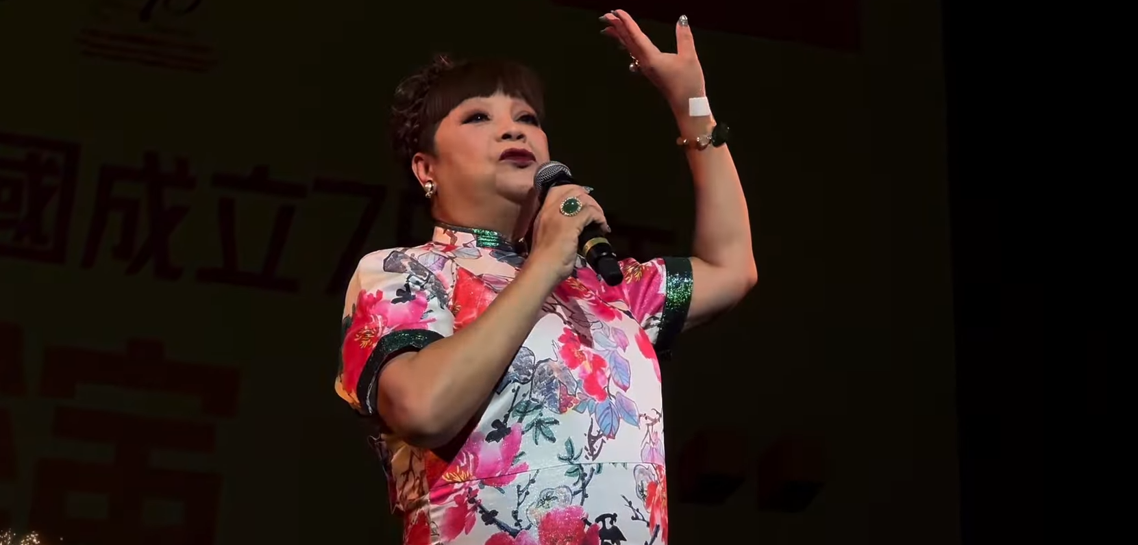 肥媽展示膠布,表示自己沒大礙。