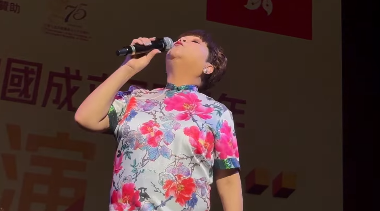 肥媽又向現場觀眾送上飛吻。