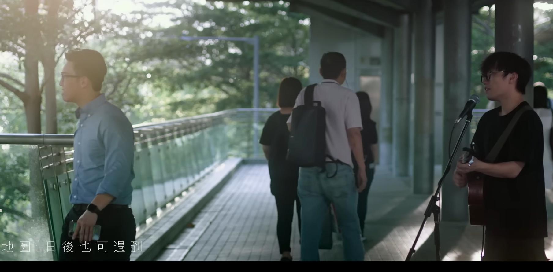 《我談的那場戀愛》戲中天橋busking背景一幕,MC印象深刻。
