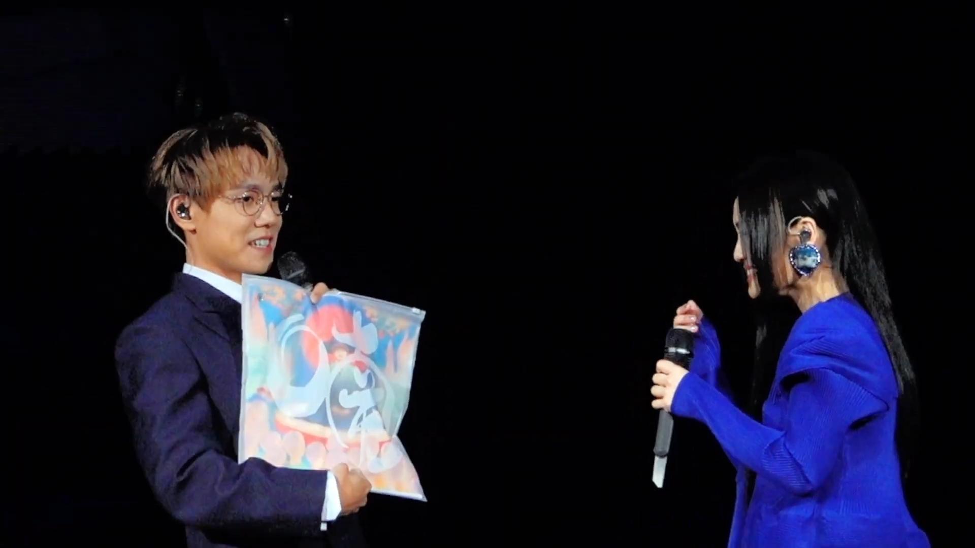 林家謙自嘲「喃嘸」,送「Lamo」Tee給徐佳瑩。