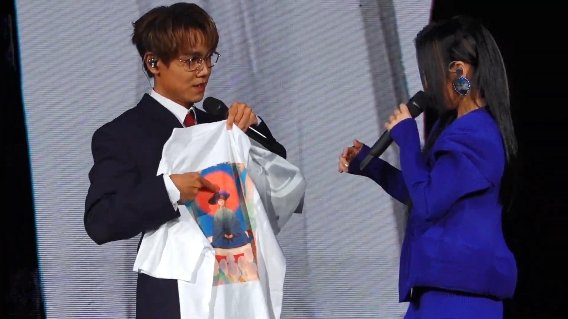 林家謙自嘲「喃嘸」,送「Lamo」Tee給徐佳瑩。