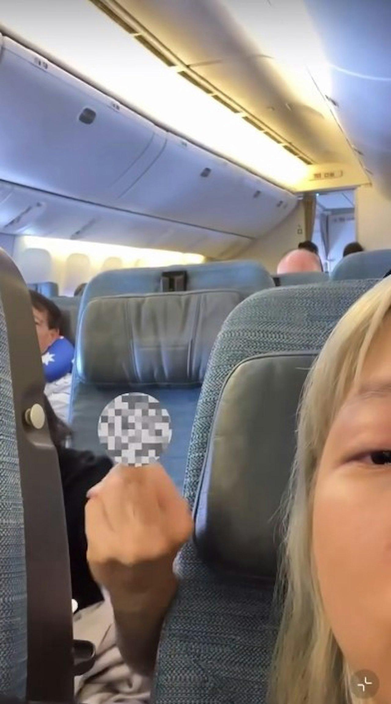 妻子更對內地女生舉中指,並表示「大陸必勝,大陸人至叻,大陸女仔賣笑又得」。(網片截圖)